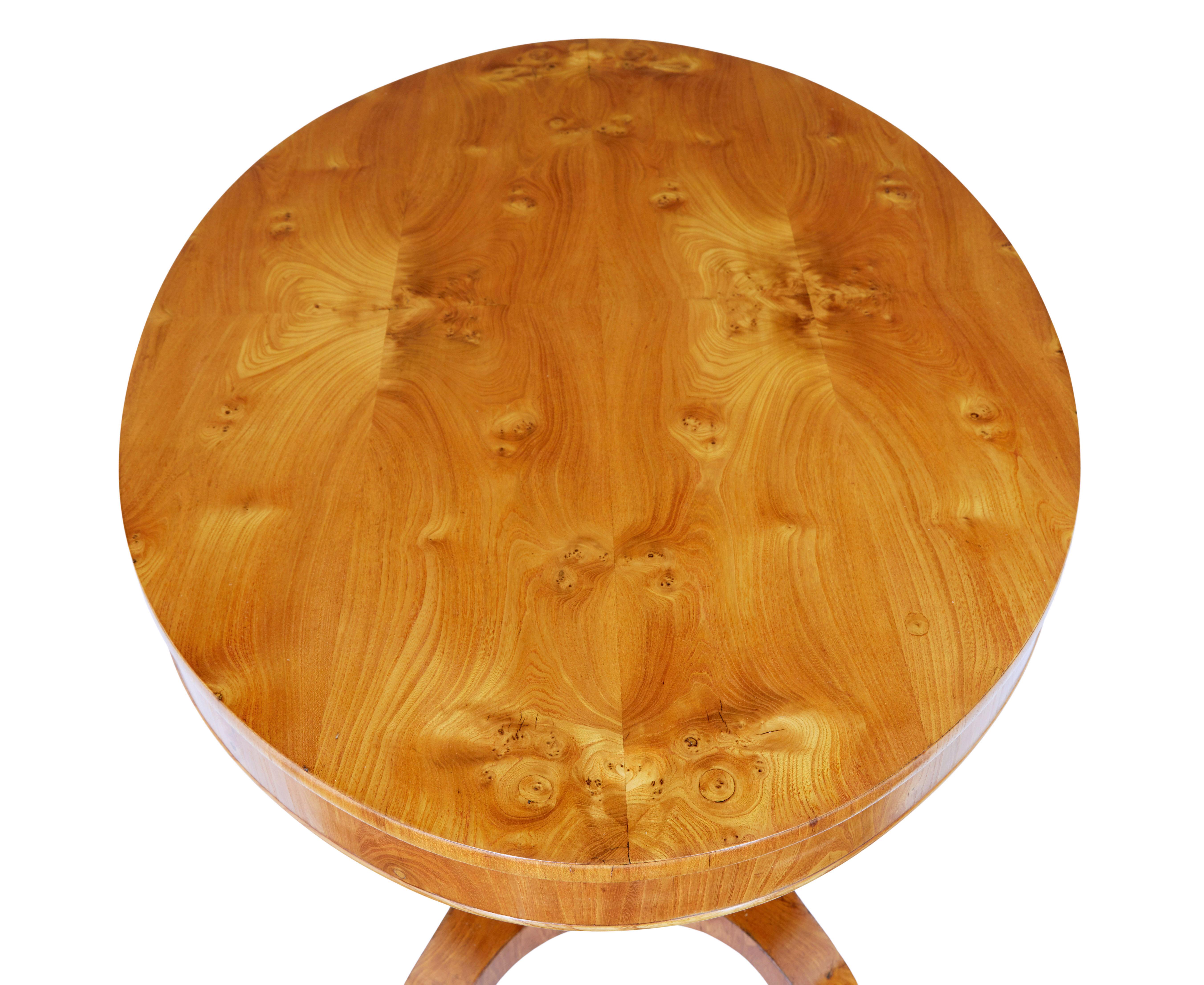 Ovaler Mitteltisch aus Ulmenholz, skandinavisches 19. Jahrhundert, um 1880.

Hochwertiger Mitteltisch, der auch als Beistell- oder Sofatisch verwendet werden kann.

Ovale Oberfläche, mit angepasstem Ulmenfurnier, massive Schürze mit Wulstrand. 