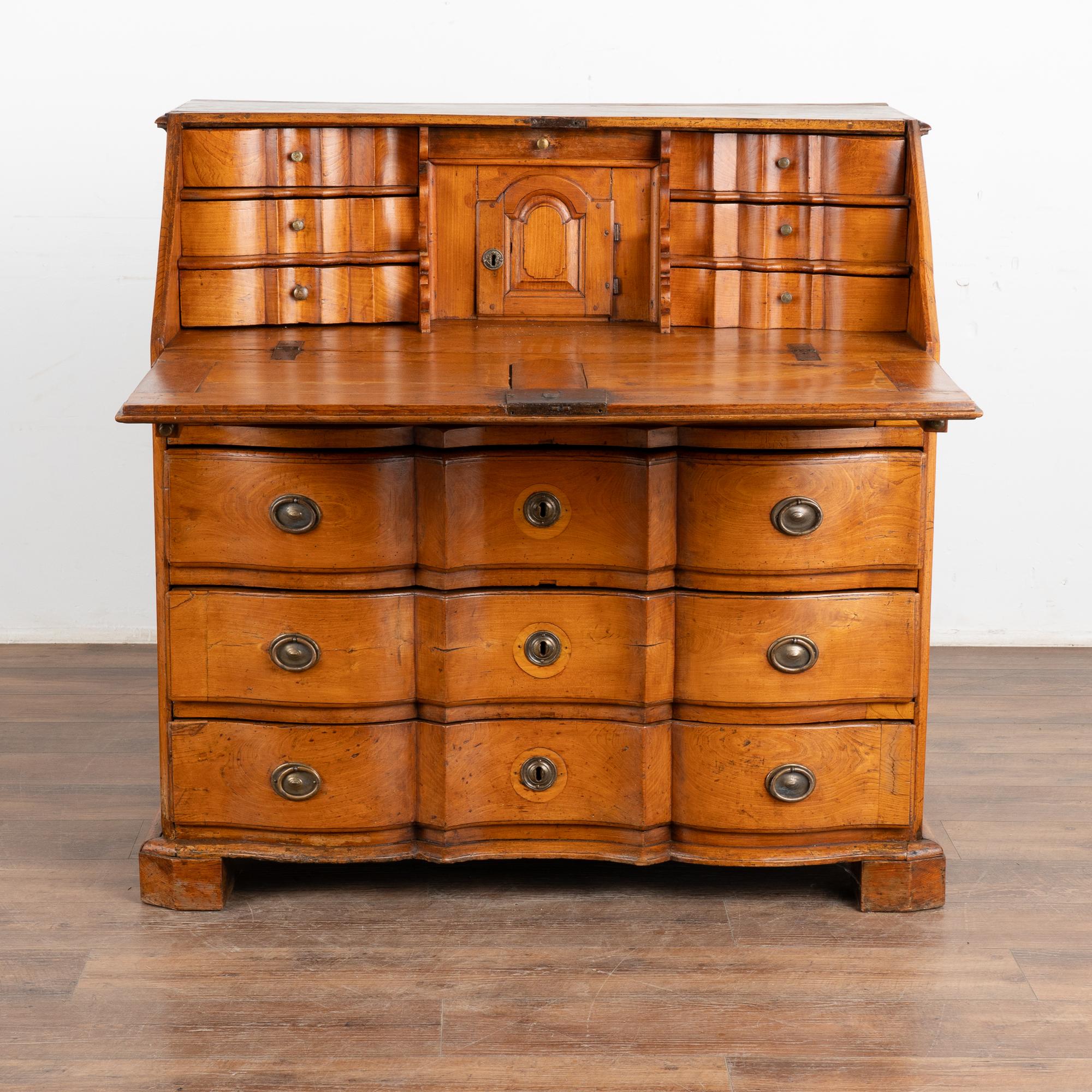 Elm Secretary Bureau With Inlaid Starburst Pattern, Denmark circa 1780-1820 In Good Condition In Round Top, TX