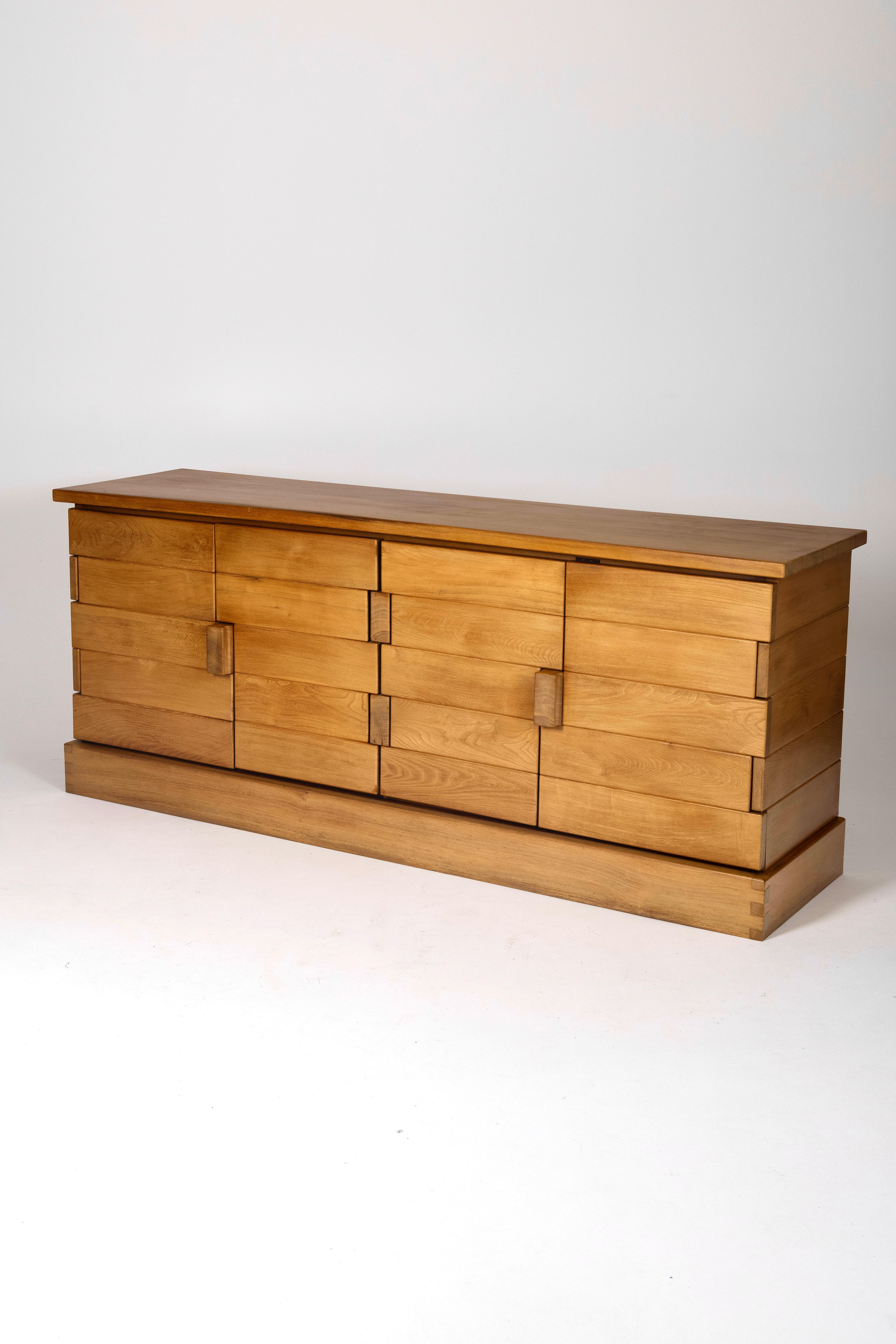 Elm sideboard from Maison Regain, 1960s. It features 4 doors, shelves, and 2 drawers. This sideboard will complement perfectly with furniture by Charlotte Perriand, Christian Durupt, or Pierre Chapo.
LP1464