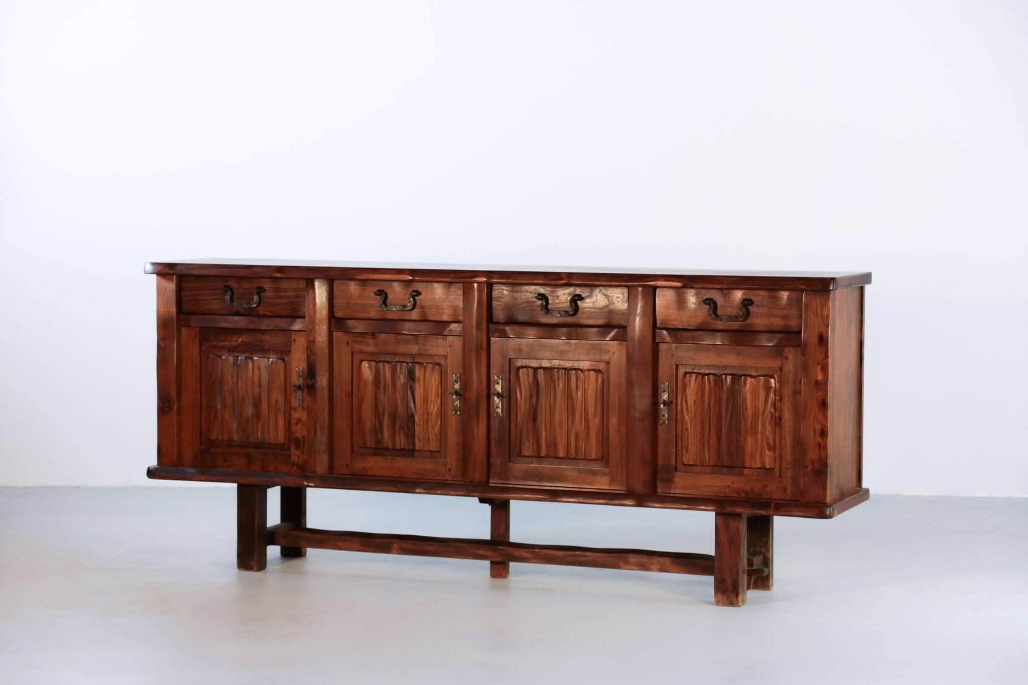 Scandinave moderne Buffet en orme par Olavi Hanninen, années 1960 en vente