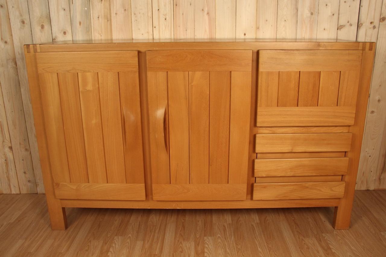 Elm sideboard from the house regain opening with two doors, a flap and three drawers,
circa 1970, in very good condition
nice light wood color.