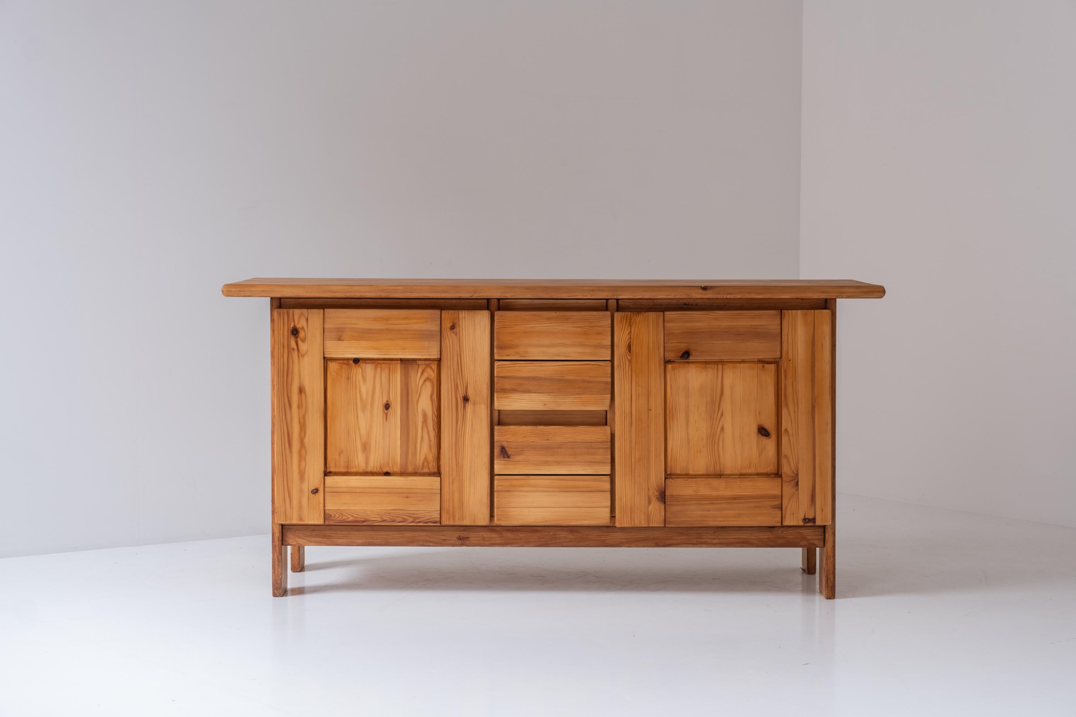 Great sideboard designed and manufactured in France, dating from the 1960s. This storage cabinet is made out of solid elm and features an open storage area on the left and right of the middle drawer section. This piece remains in a very good