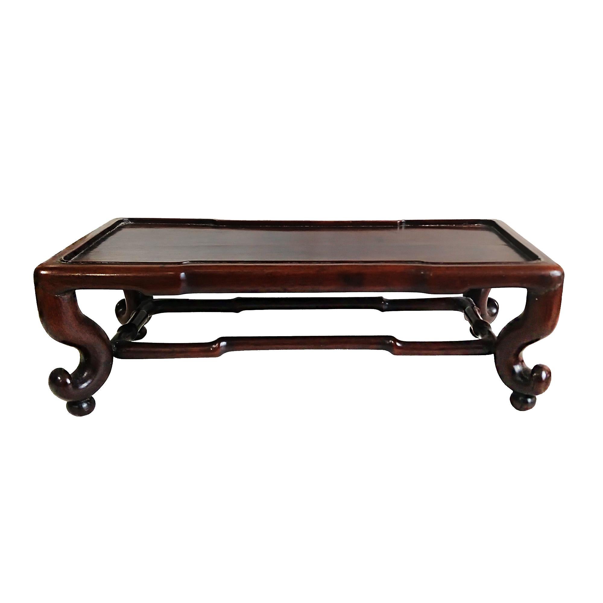 Ein kleiner chinesischer Altartisch, handgefertigt aus Ulmenholz, um 1860-1880. 

Weiches, geschmeidiges Ulmenholz, dunkelbraun/rot halbglänzend lackiert. Wunderschön gedrechselte Beine mit runden Füßen und einer gedrechselten Bahre unter der