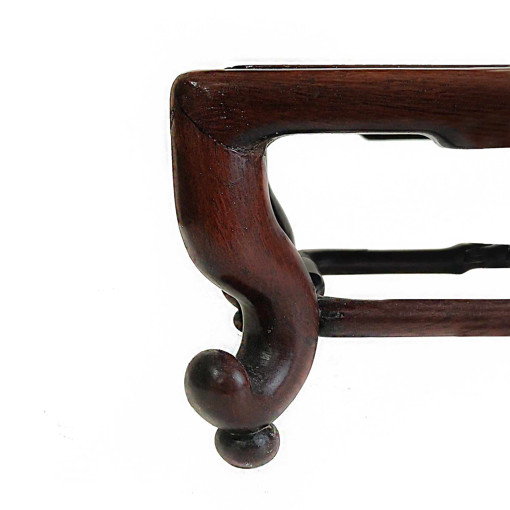 Kleiner Altartisch aus Ulmenholz, China, Mitte des 19. Jahrhunderts (Handgefertigt) im Angebot