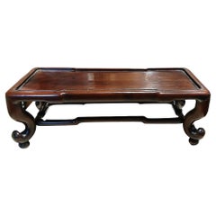 Mesa de altar pequeña de olmo, China, mediados del siglo XIX