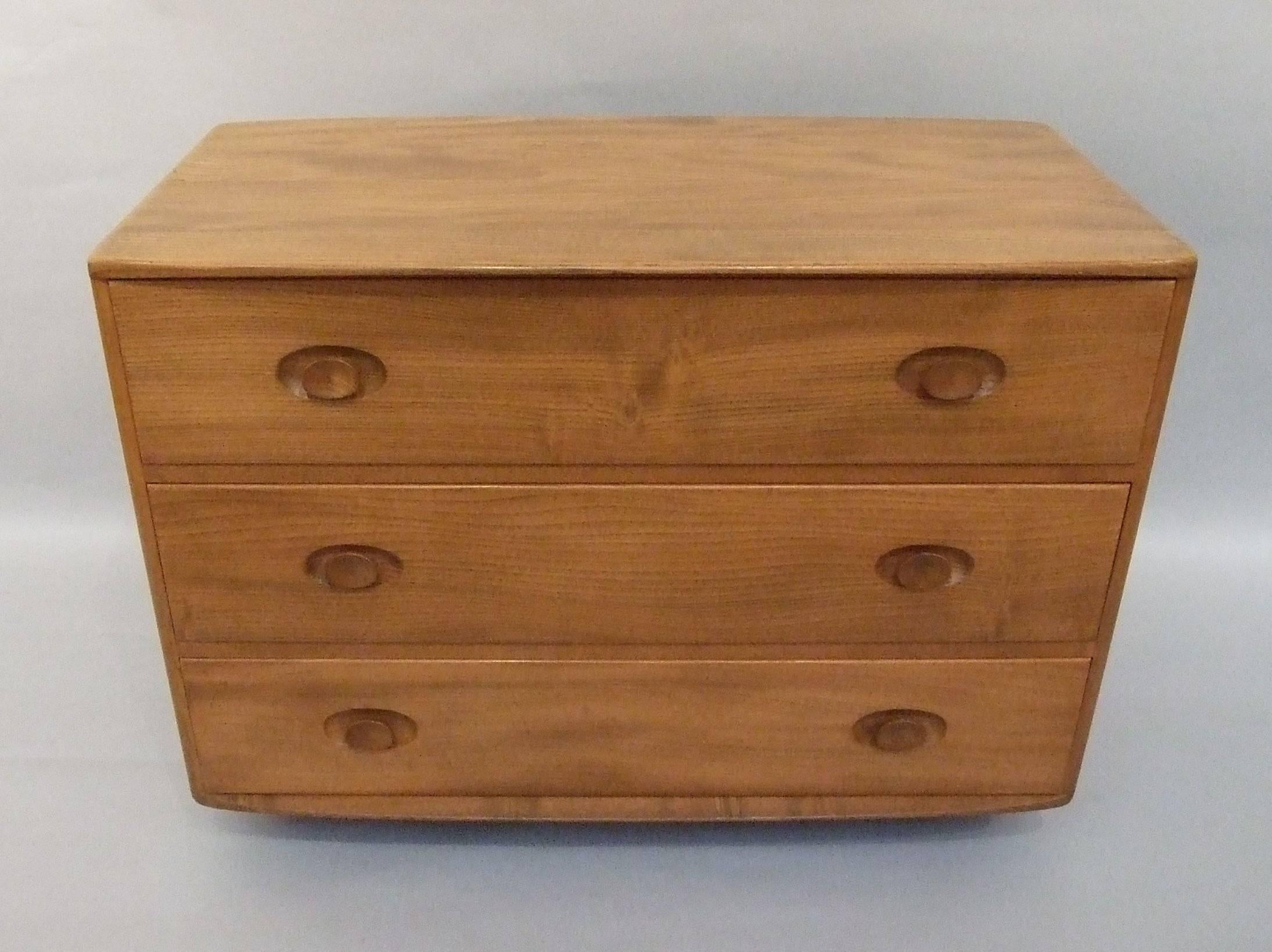 Elm Three-Drawer Chest of Drawers by Lucian Ercol In Good Condition In London, GB