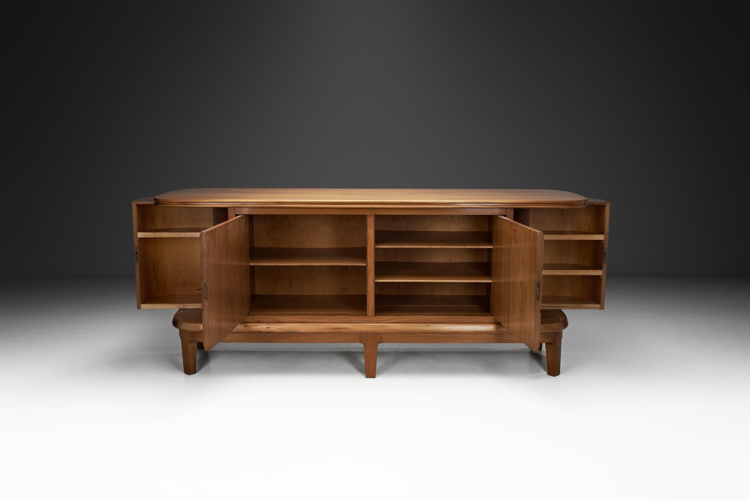 Mid-Century Modern Elm Veneer Sideboard by Frederik Stærmose Møbelfabrik, Denmark ca 1940s For Sale