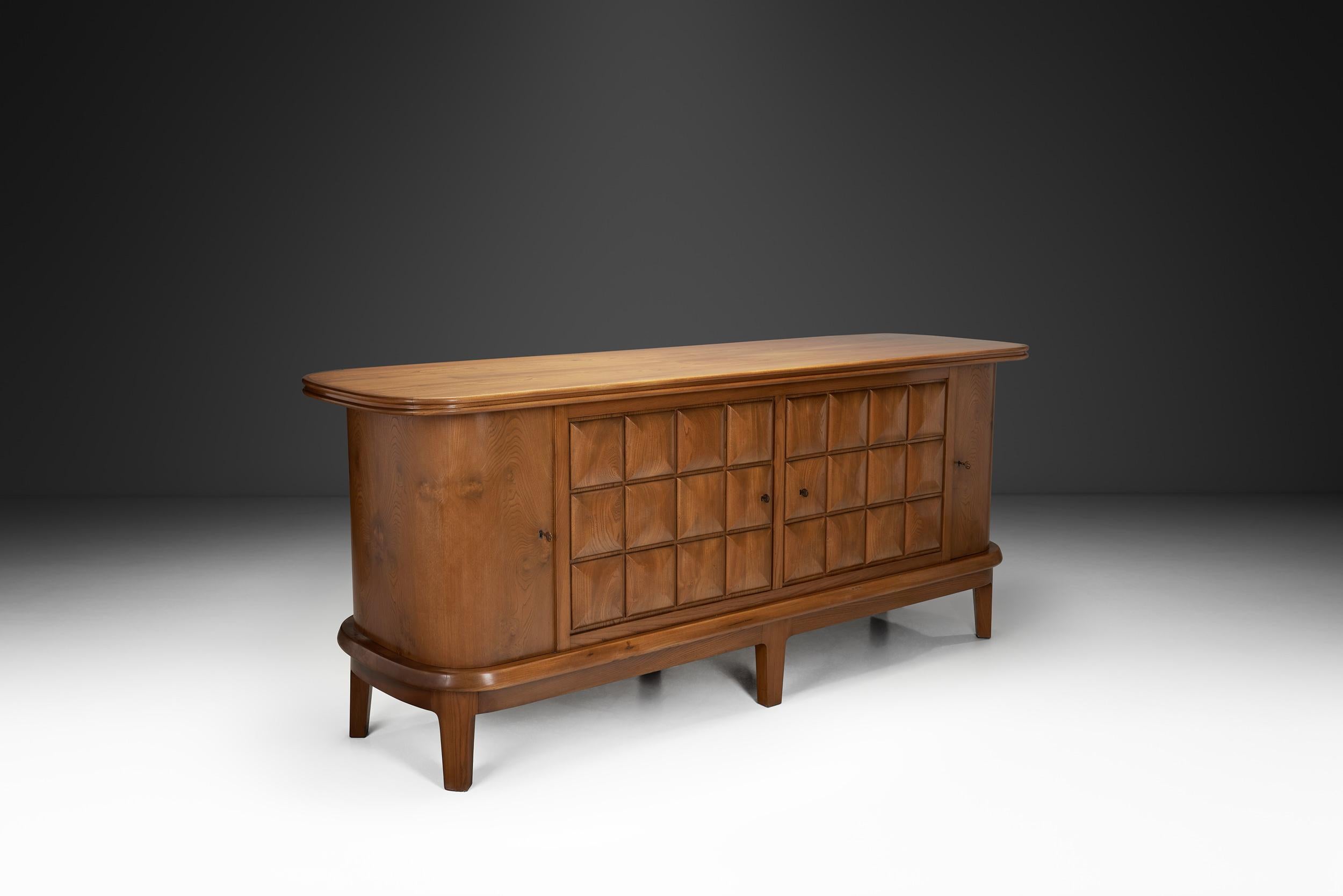 Elm Veneer Sideboard by Frederik Stærmose Møbelfabrik, Denmark ca 1940s In Good Condition For Sale In Utrecht, NL