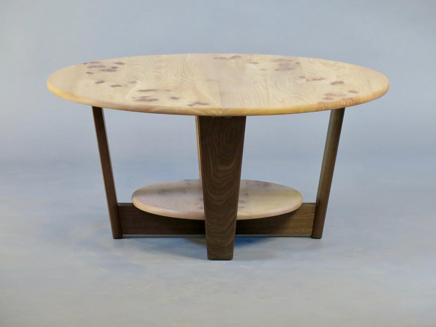 La table basse Wilton en noyer avec un plateau en orme anglais 
