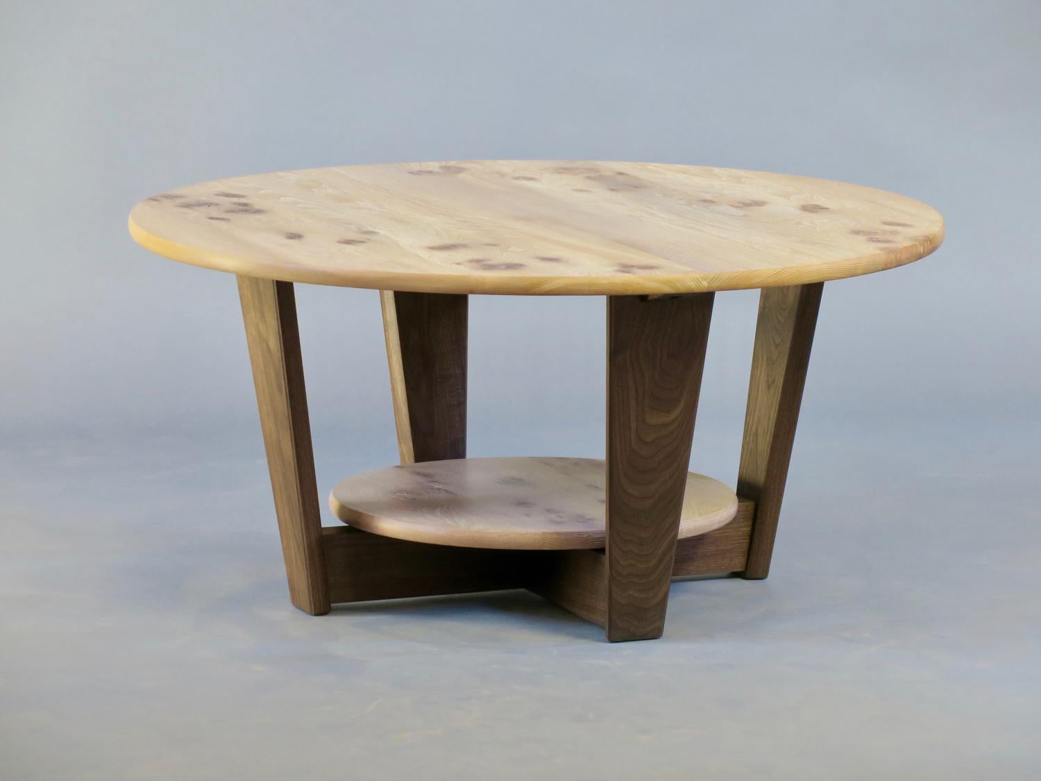 Moderne Table basse en orme et noyer, Thomas Throop/ Black Creek Designs- Sur commande en vente