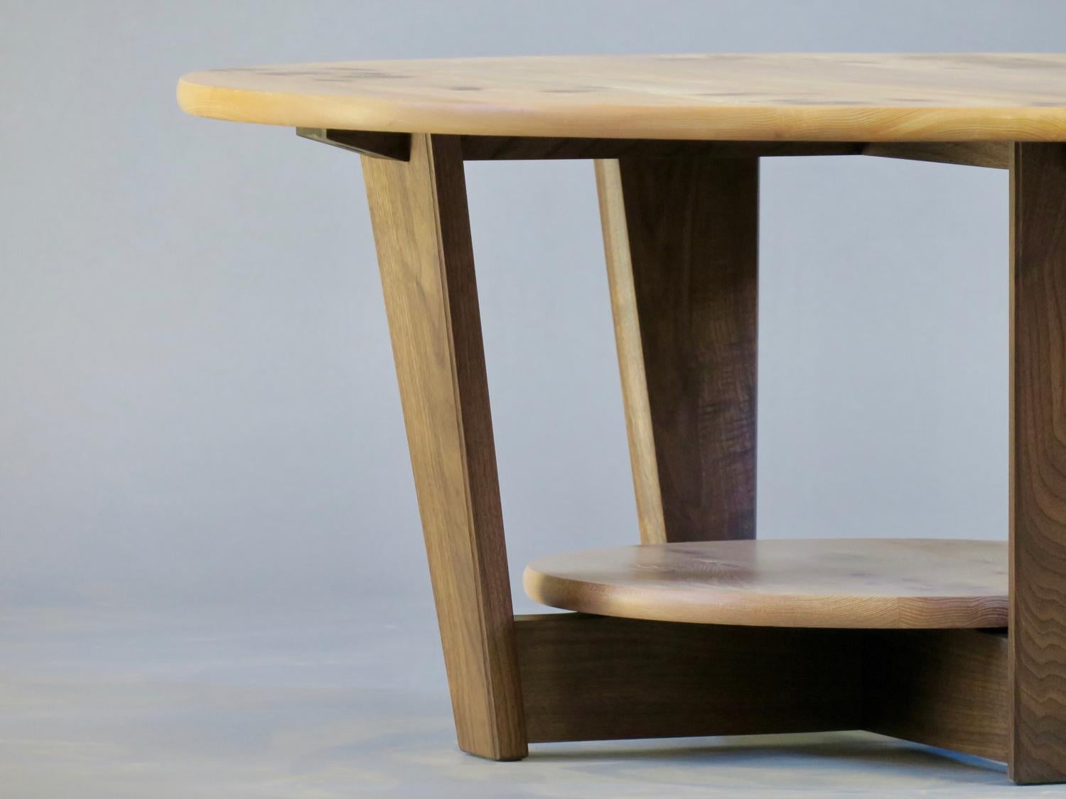 Travail du bois Table basse en orme et noyer, Thomas Throop/ Black Creek Designs- Sur commande en vente