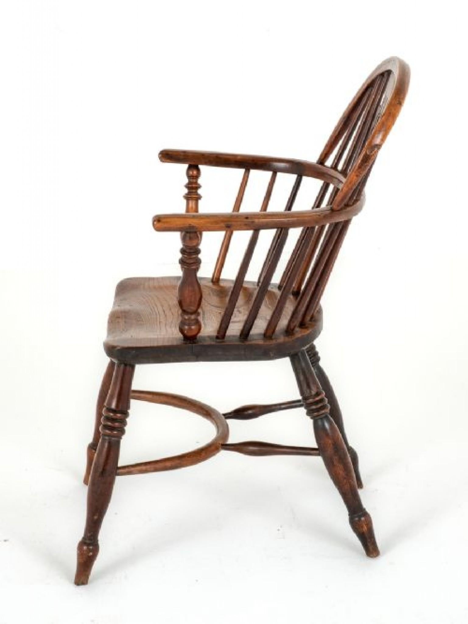 Chaise géorgienne de Windsor.
Cette chaise est fabriquée en bois d'orme et d'if.
Circa 1800
Debout sur des pieds tournés en anneau avec un tendeur de crinoline.
Les supports de bras sont de forme tournée.
La chaise comporte un dossier percé et