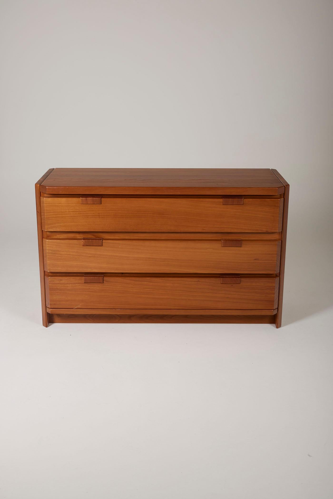 Solid elm dresser by designer Luigi Gorgoni (born 1937), produced by Roche Bobois in the 1980s. In very good condition.
LP2025