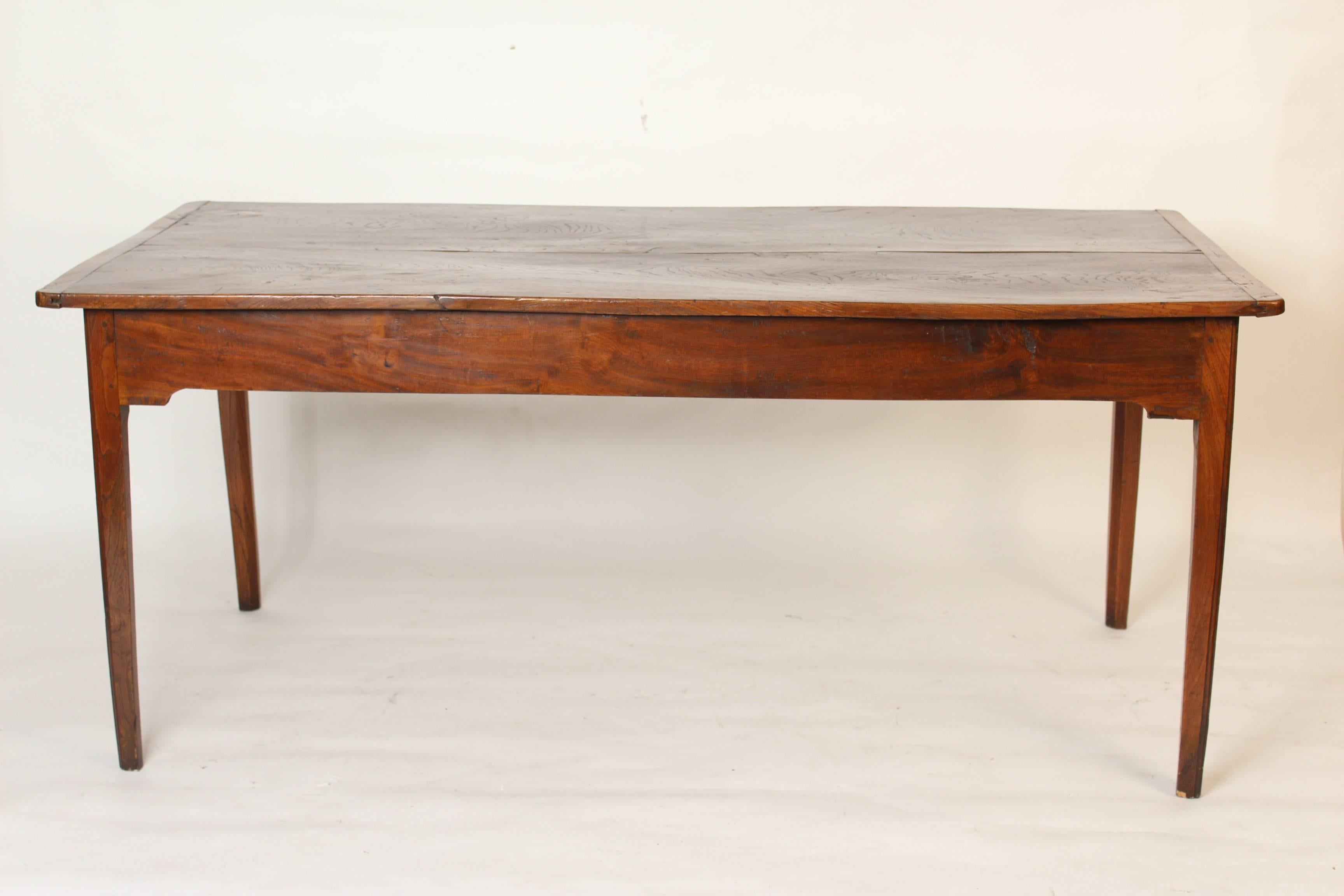 English or French elmwood farm table, 19th century. The wood on this table has good grain and color.