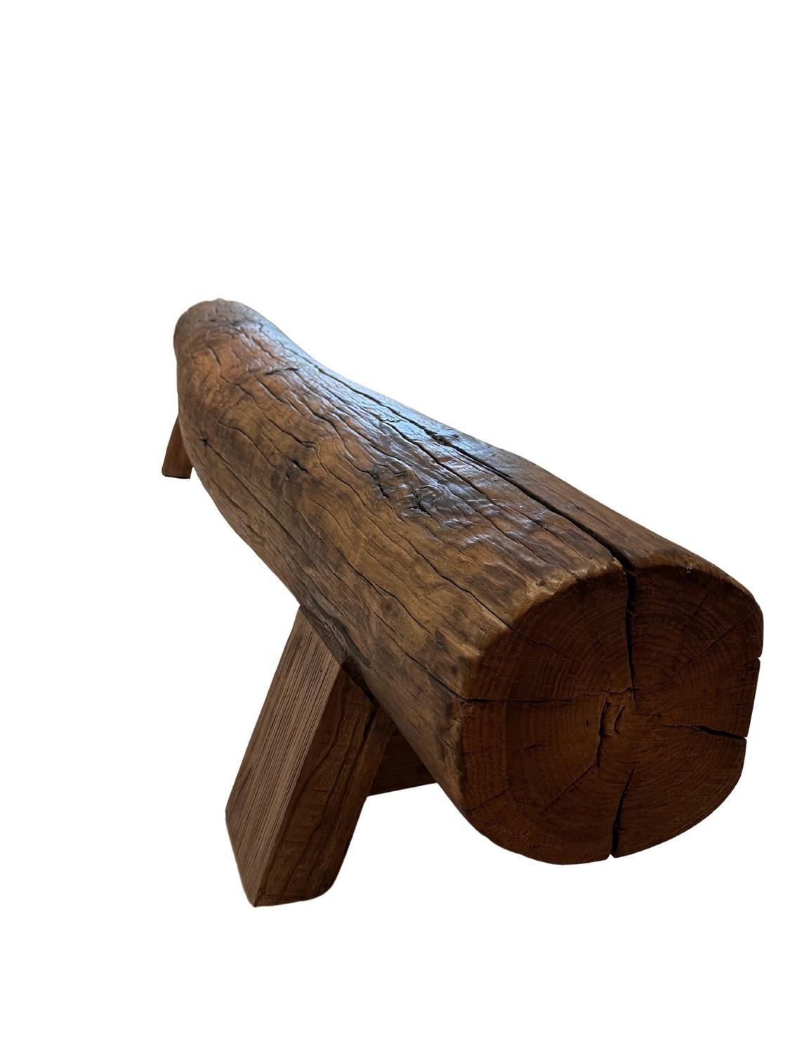 Realizzato da un unico e solido pezzo di legno di olmo. Le sue venature naturali e la sua struttura sono in bella mostra, mettendo in risalto il colore ricco e caldo del legno. Il tronco è stato sapientemente tagliato e modellato per creare una