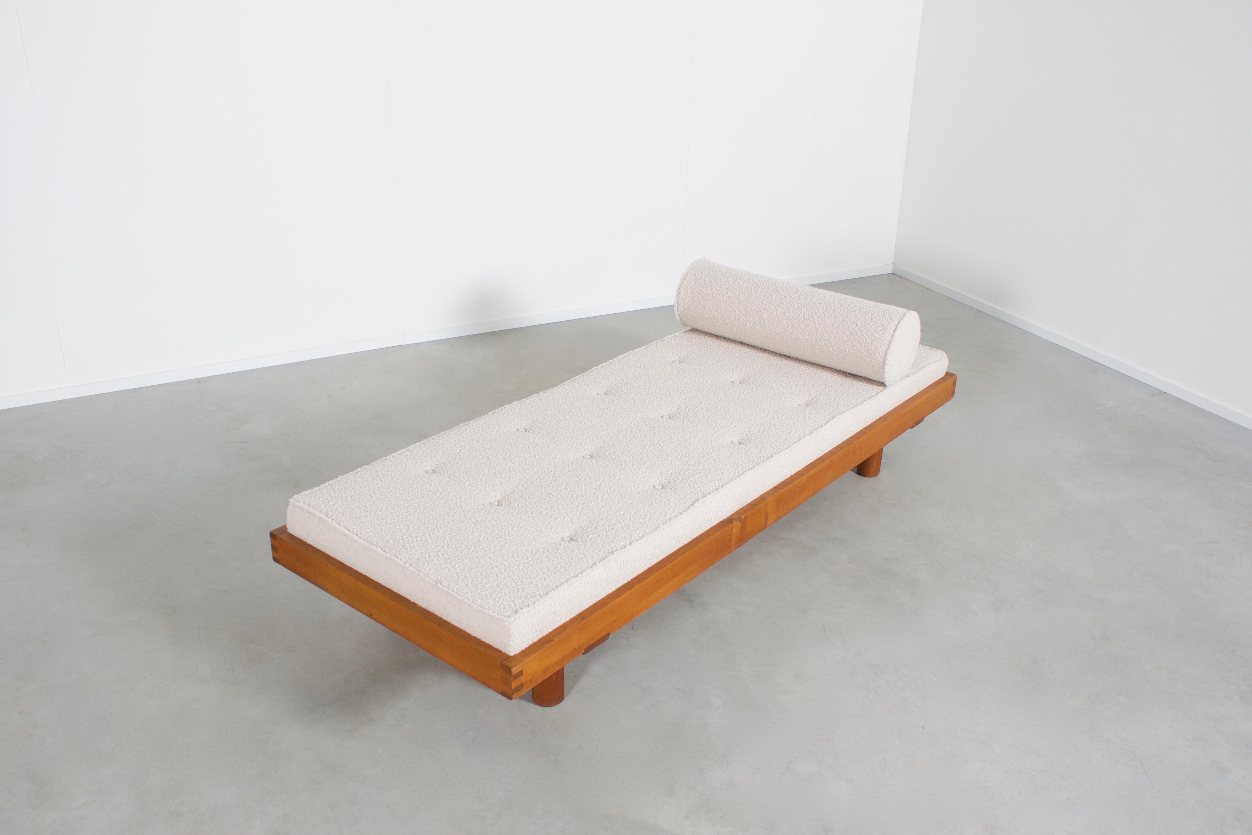 Daybed L01 by Pierre Chapo in very good original condition.

The daybed is made from French elm, with the characteristic box joints on the corners.
They are both essential technical as well as aesthetic features of this object. 

The L01 daybed