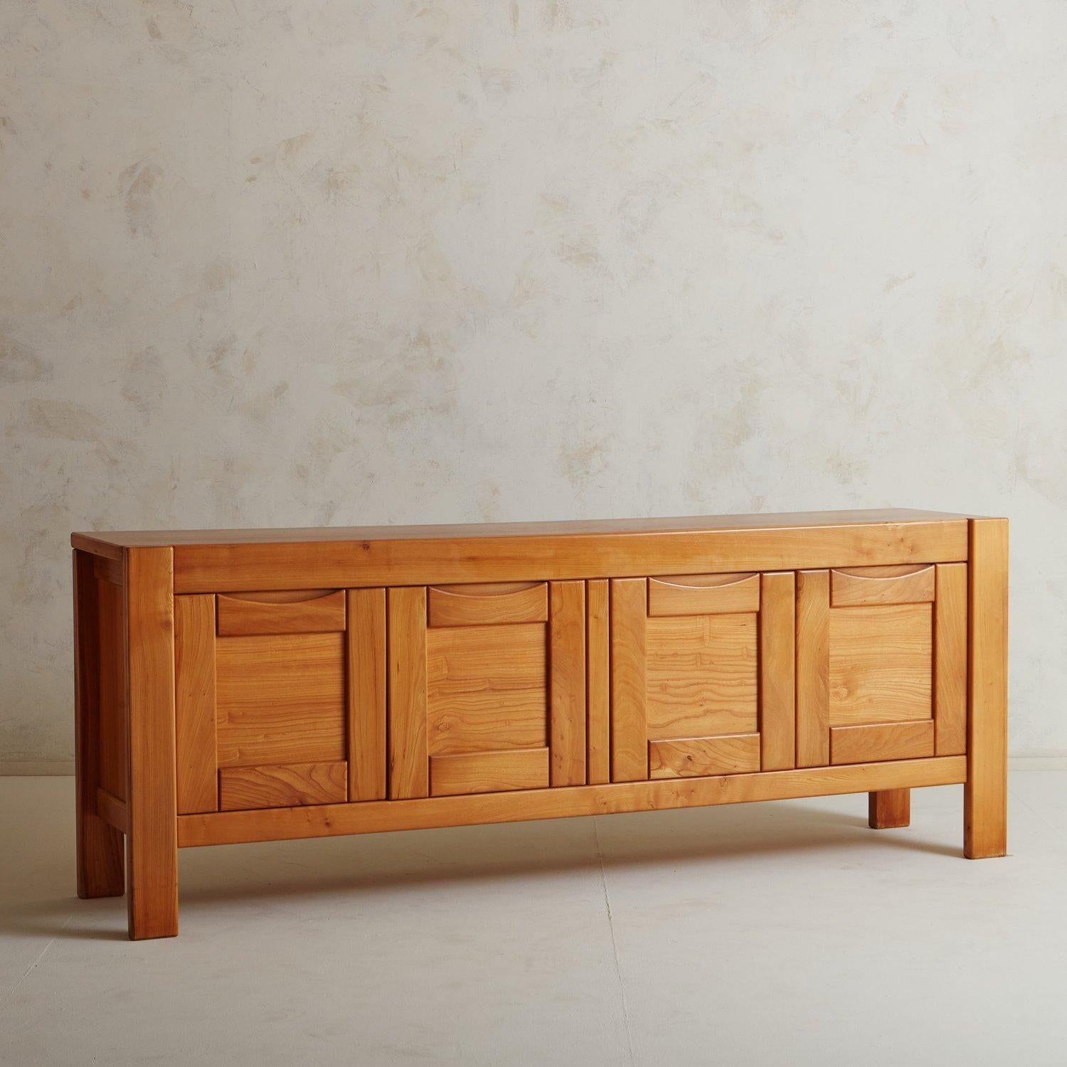 Buffet vintage dans le style de la Maison Maison par l'Atelier Chauvin. Ce buffet a été construit en bois d'orme et présente une belle qualité d'exécution et un grainage subtil. Il comporte quatre portes qui s'ouvrent pour révéler une étagère
