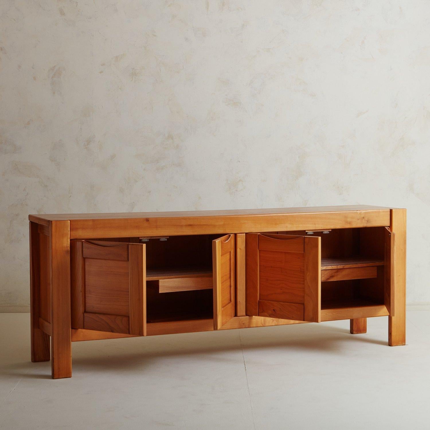 Mid-Century Modern Buffet en bois d'orme dans le style de la Maison Regain par l'Atelier Chauvin