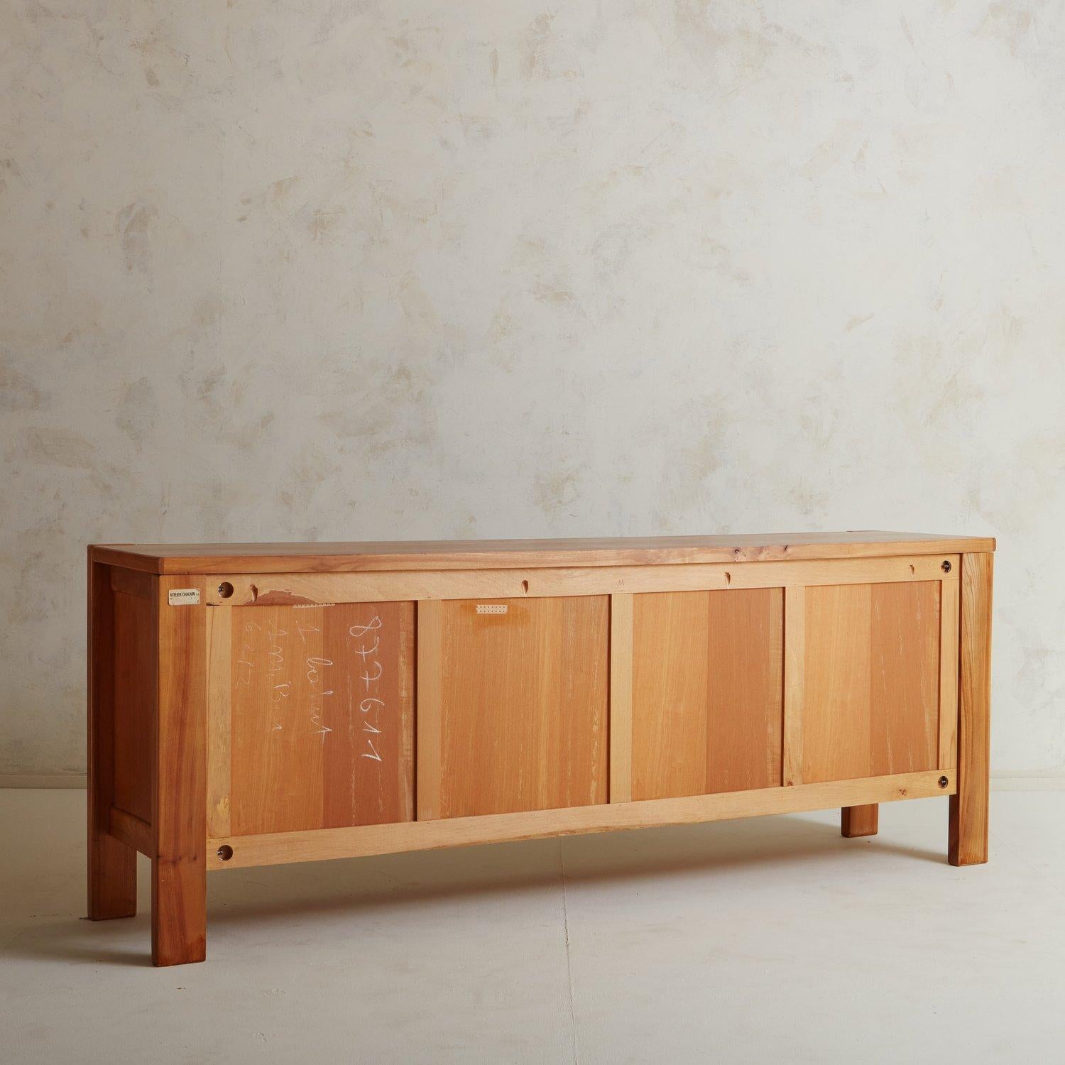 Français Buffet en bois d'orme dans le style de la Maison Regain par l'Atelier Chauvin
