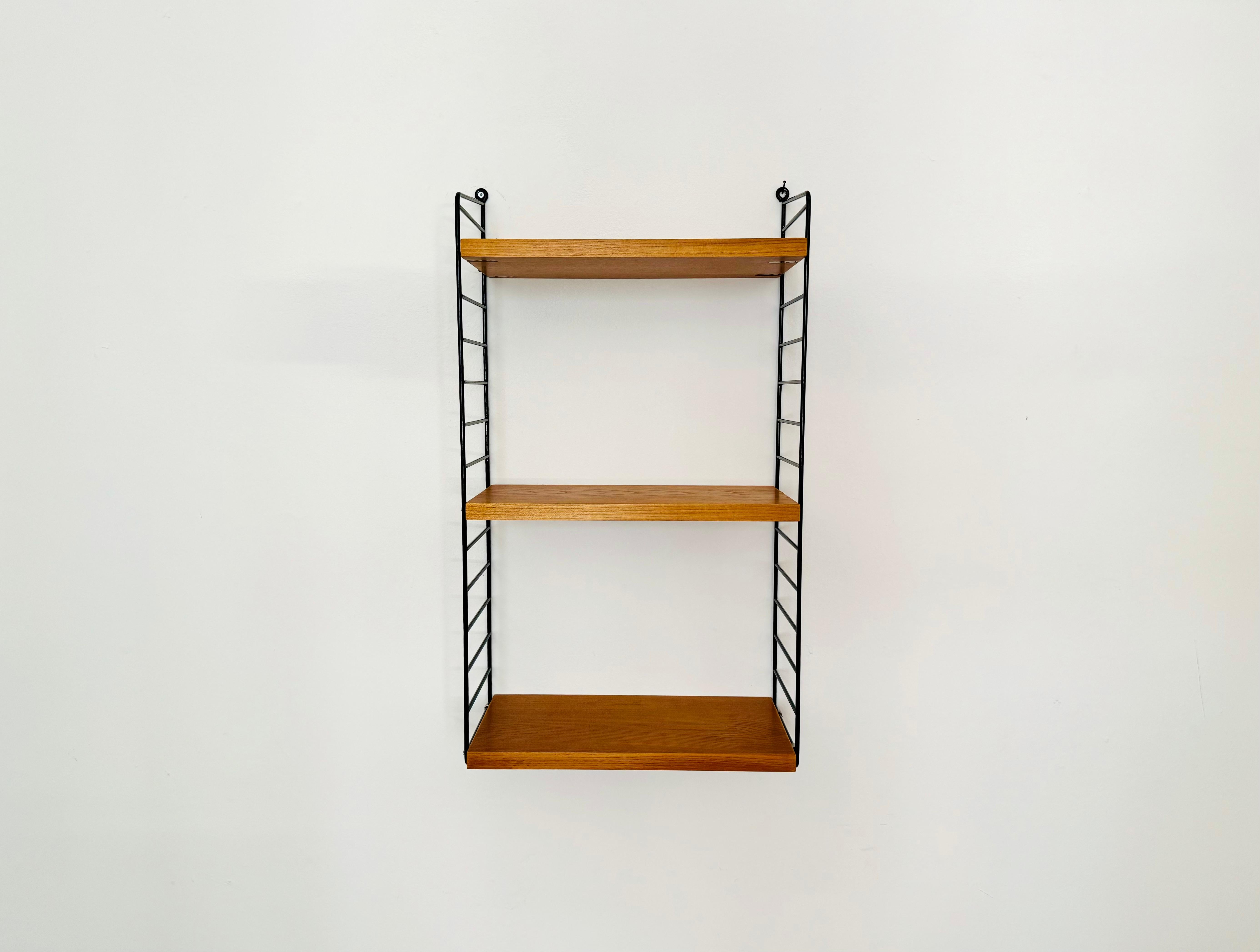 Beautiful Elm shelf from the 1950s.
Wonderful high-quality workmanship and an absolute favorite piece.
The shelves are particularly durable and sturdy.

Design: Kajsa & Nils Nisse Strinning
Manufacturer: String Design

Condition:

Very good vintage