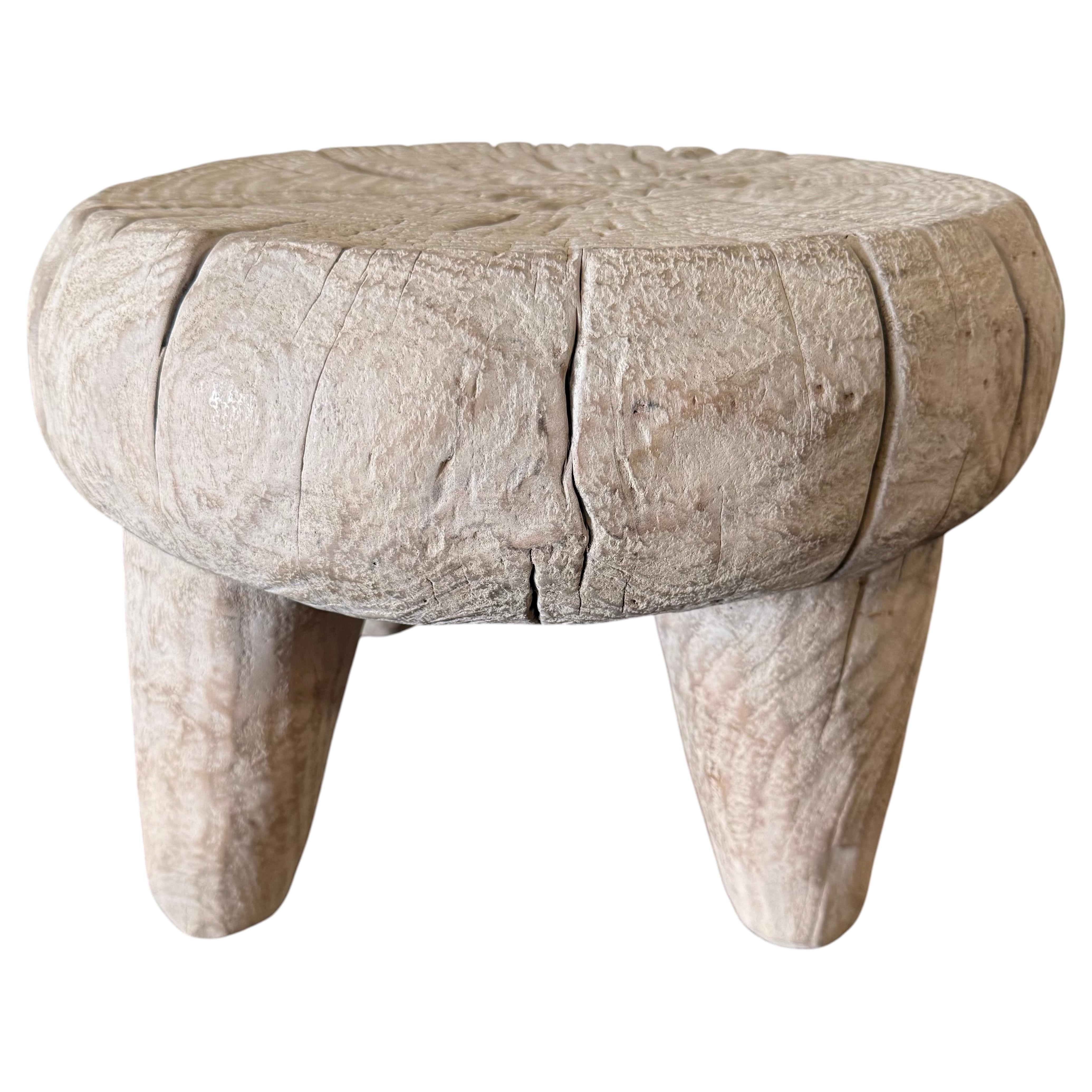 What size should a side table be?