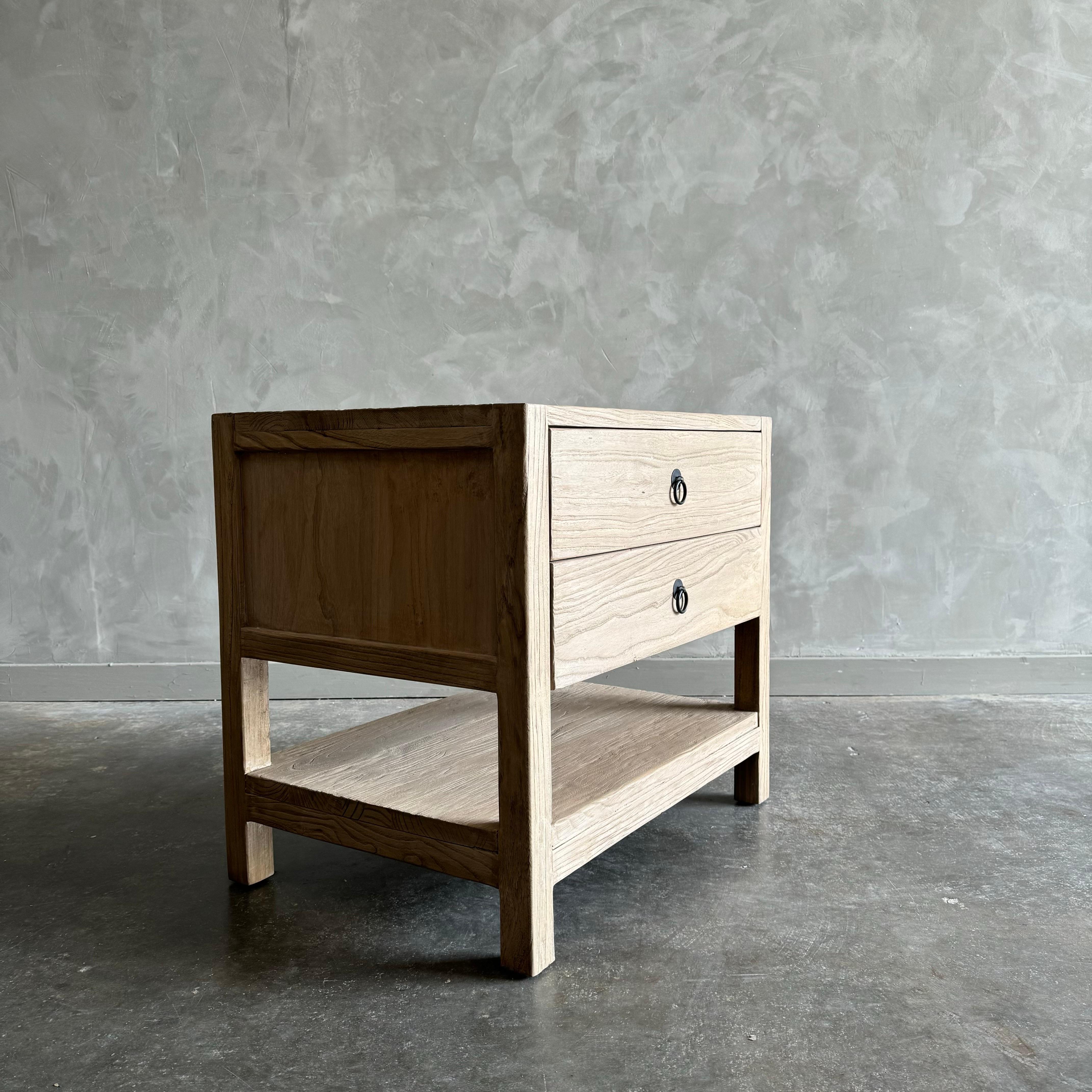Organique Table de nuit à deux tiroirs en bois d'orme en vente