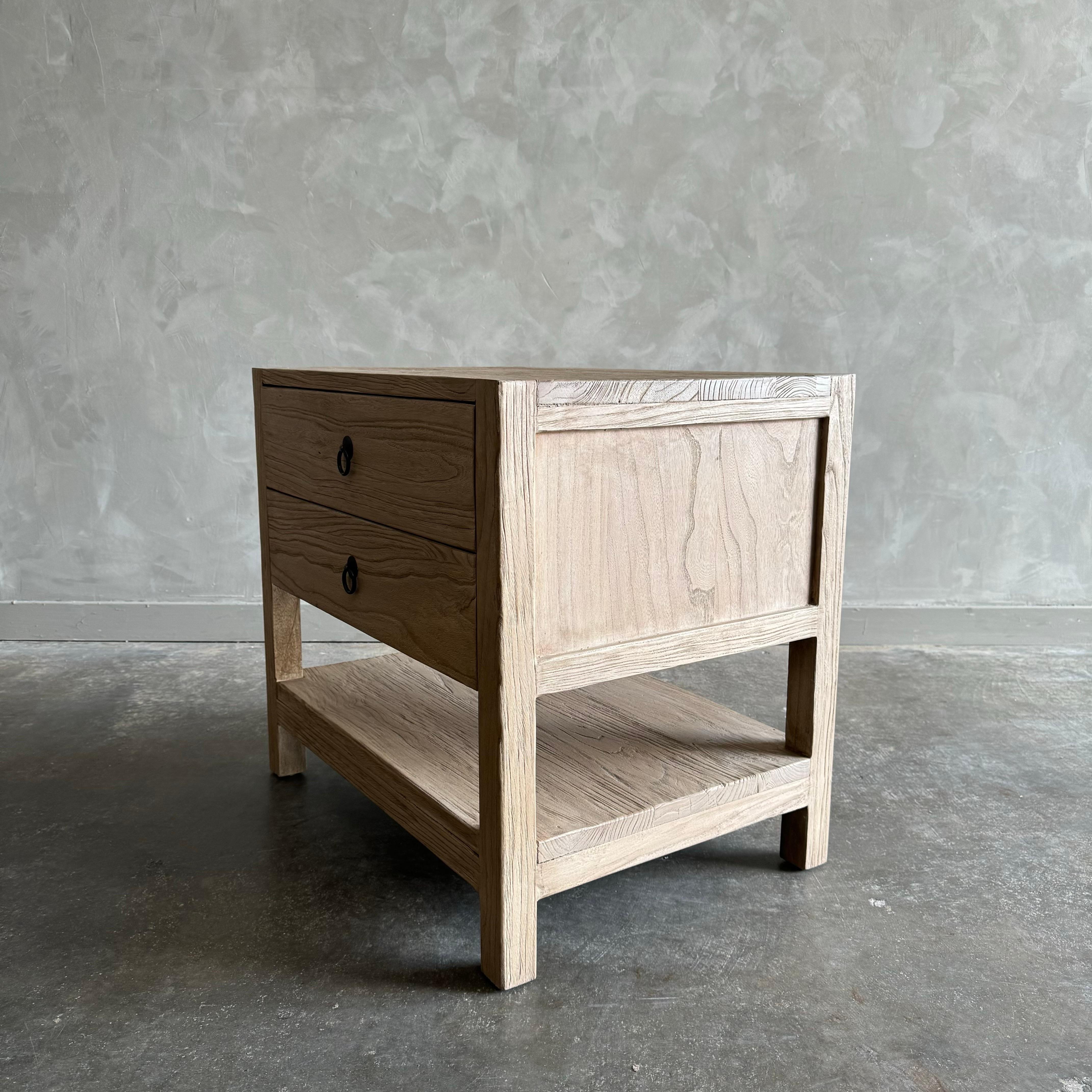 XXIe siècle et contemporain Table de nuit à deux tiroirs en bois d'orme en vente