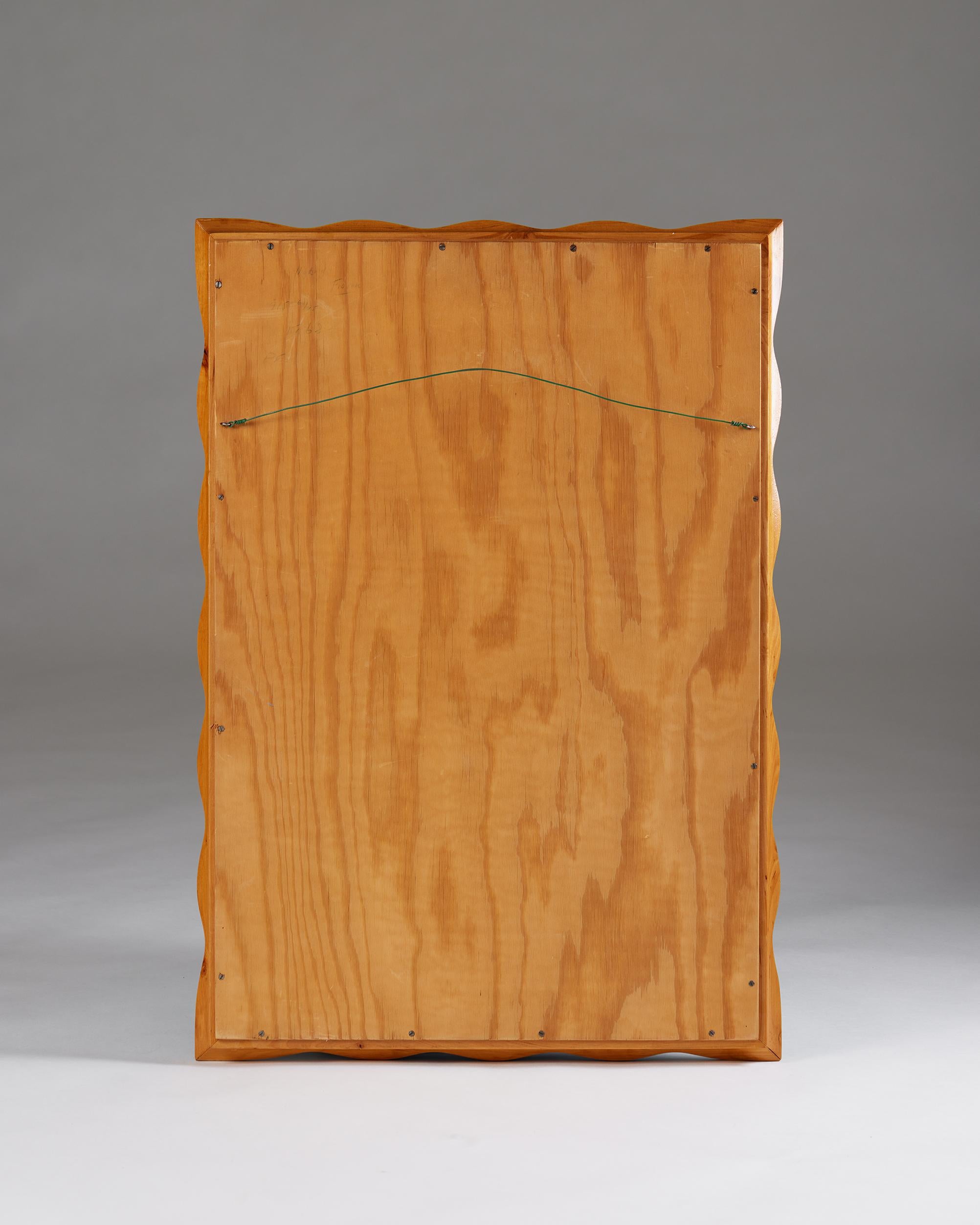 Elm wood wavey border wall mirror, anonymous, Sweden, 1960s In Good Condition For Sale In Stockholm, SE
