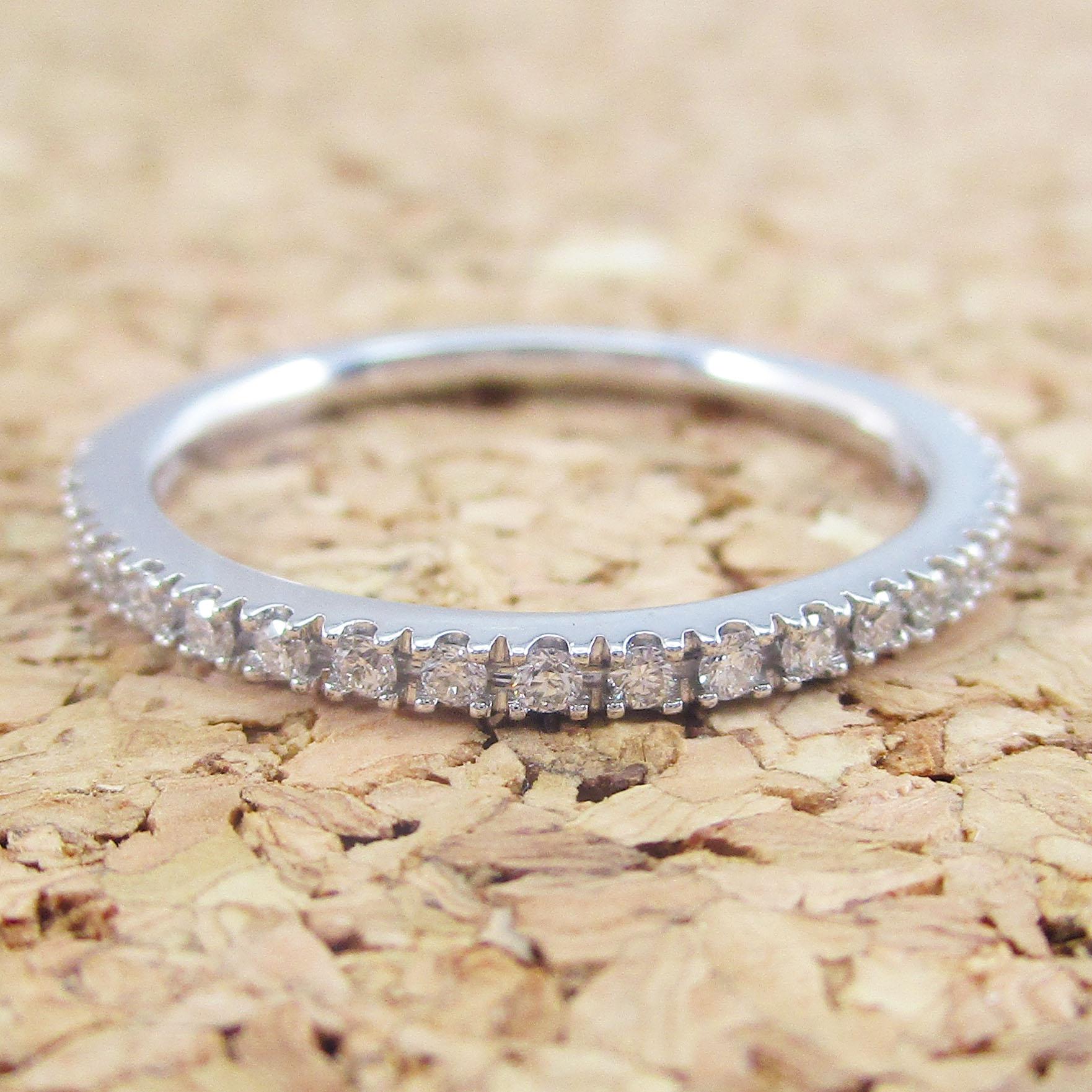 Contemporain Elma Bracelet demi-anneau en or blanc 18 carats et diamants en vente