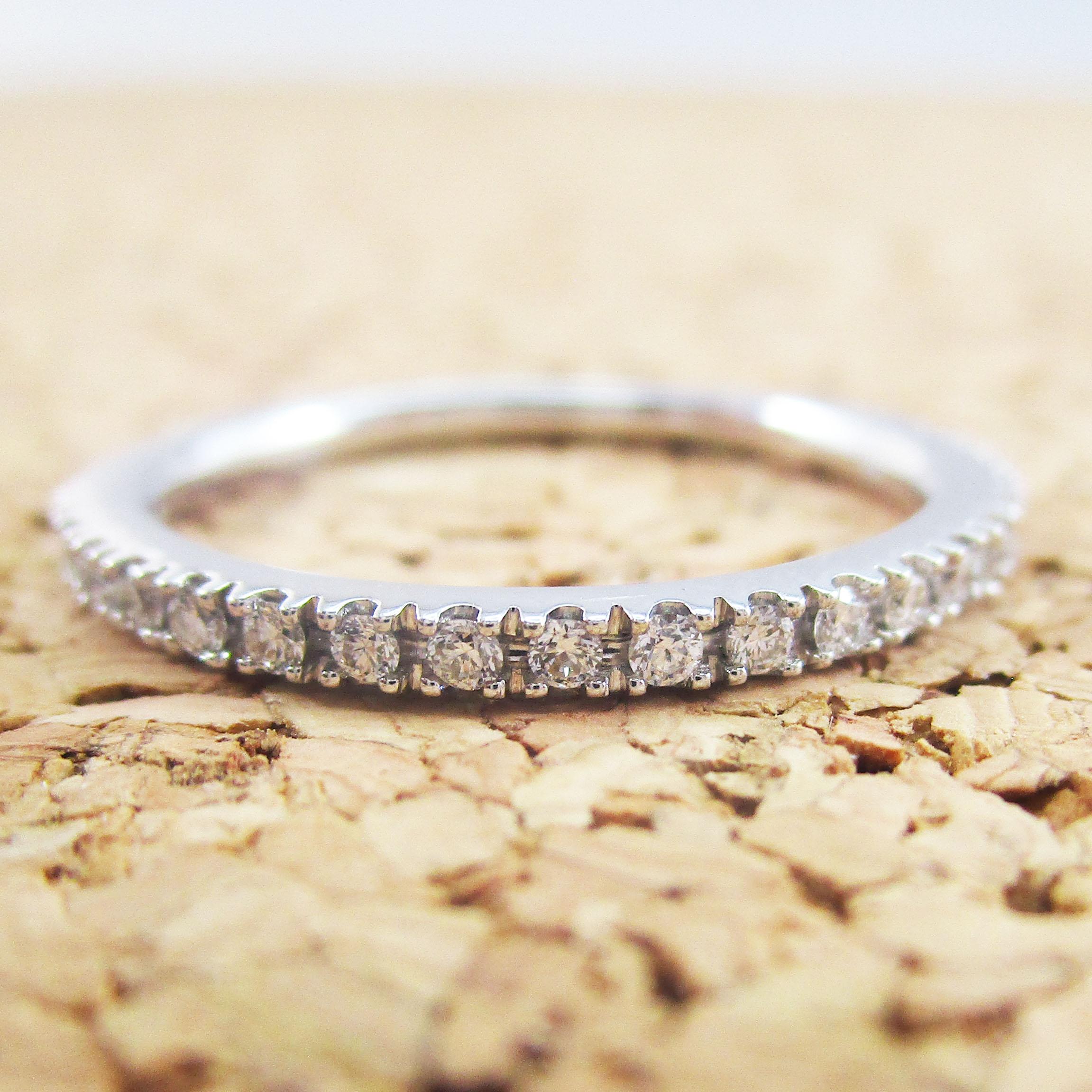 Taille ronde Elma Bracelet demi-anneau en or blanc 18 carats et diamants en vente