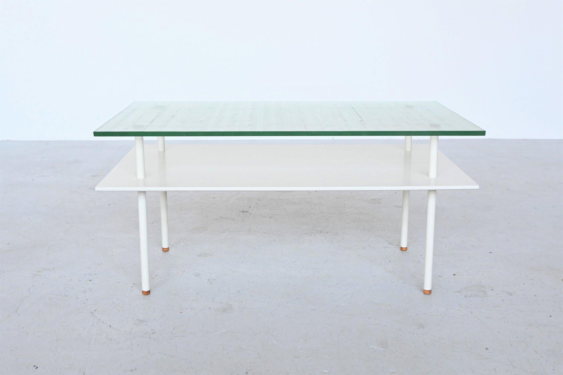 Very nice modern coffee table designed by Elmar Berkovich and manufactured by Metz & Co, the Netherlands 1935. This modern and minimalistic coffee table has a strong appearance. The base consists of four white lacquered tubular metal legs which hold