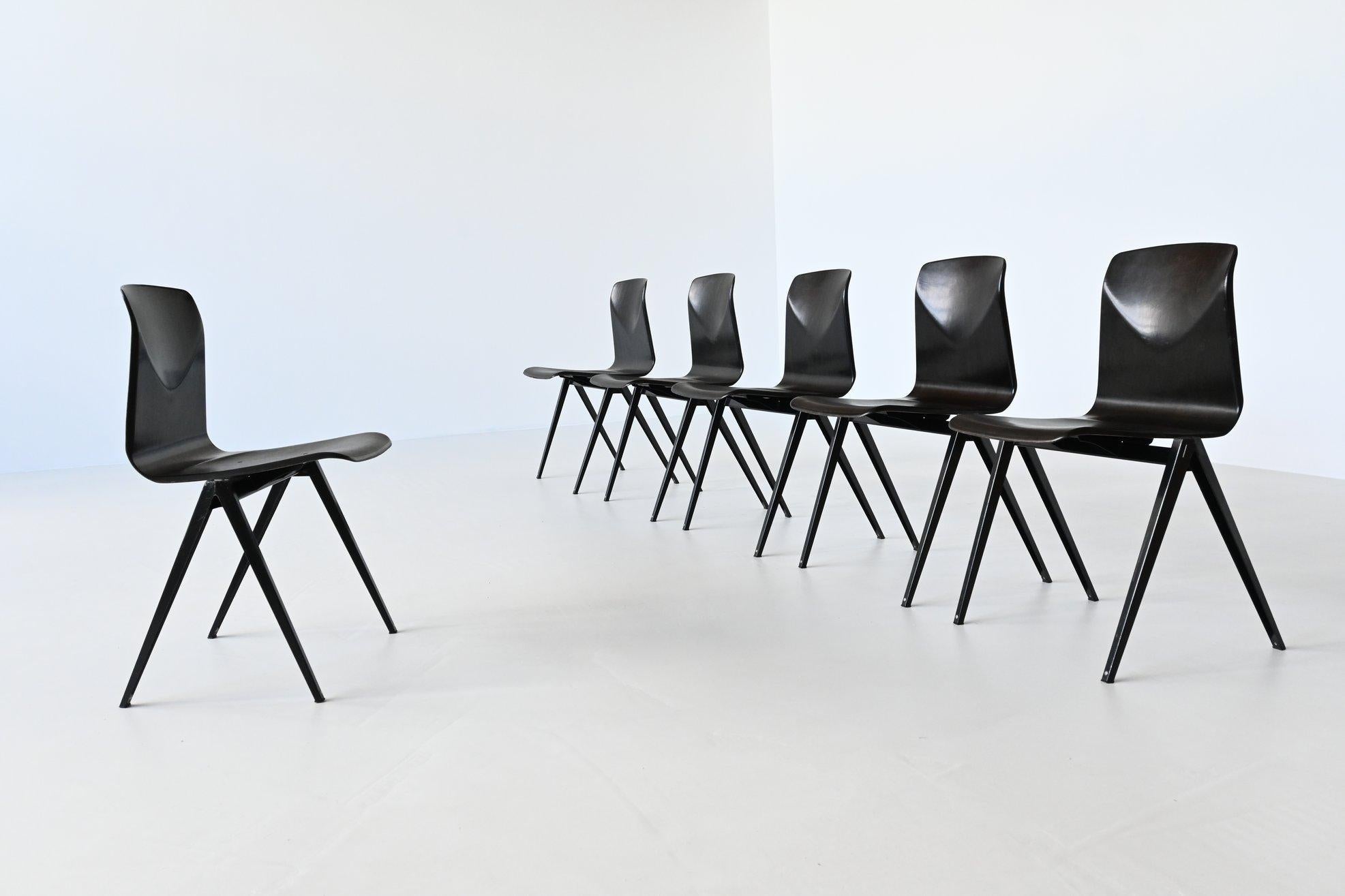 Elmar Flototto Model S22 Black Stacking Chairs Pagholz, Germany, 1970 In Good Condition In Etten-Leur, NL