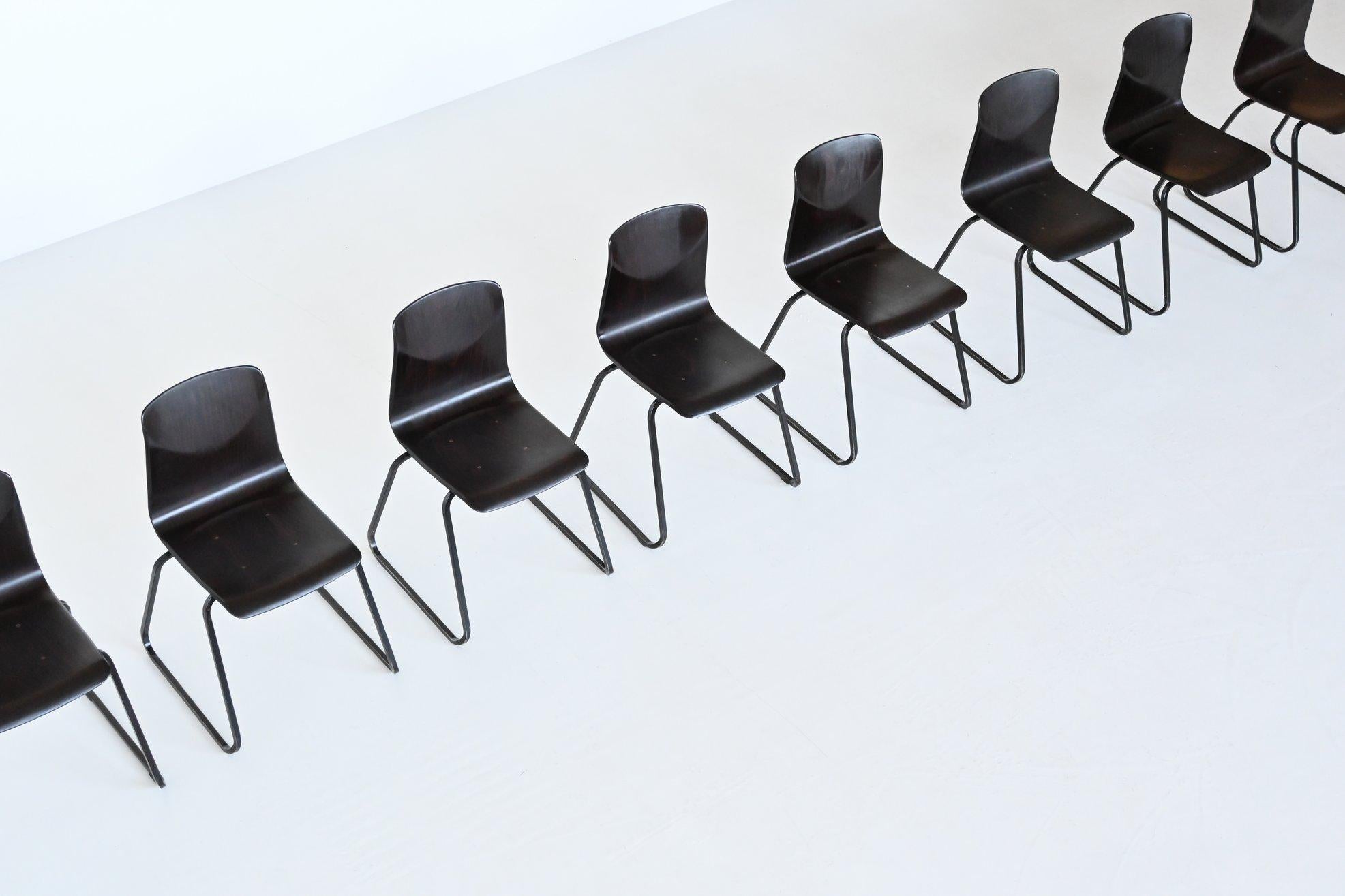 Grand lot de chaises empilables modèle S23 conçues par Elmar Flototto et fabriquées par Pagholz, Allemagne 1970. Ces chaises ont une structure en métal noir et une assise en bois pressé brun foncé. Ils ont une belle patine due à plusieurs années