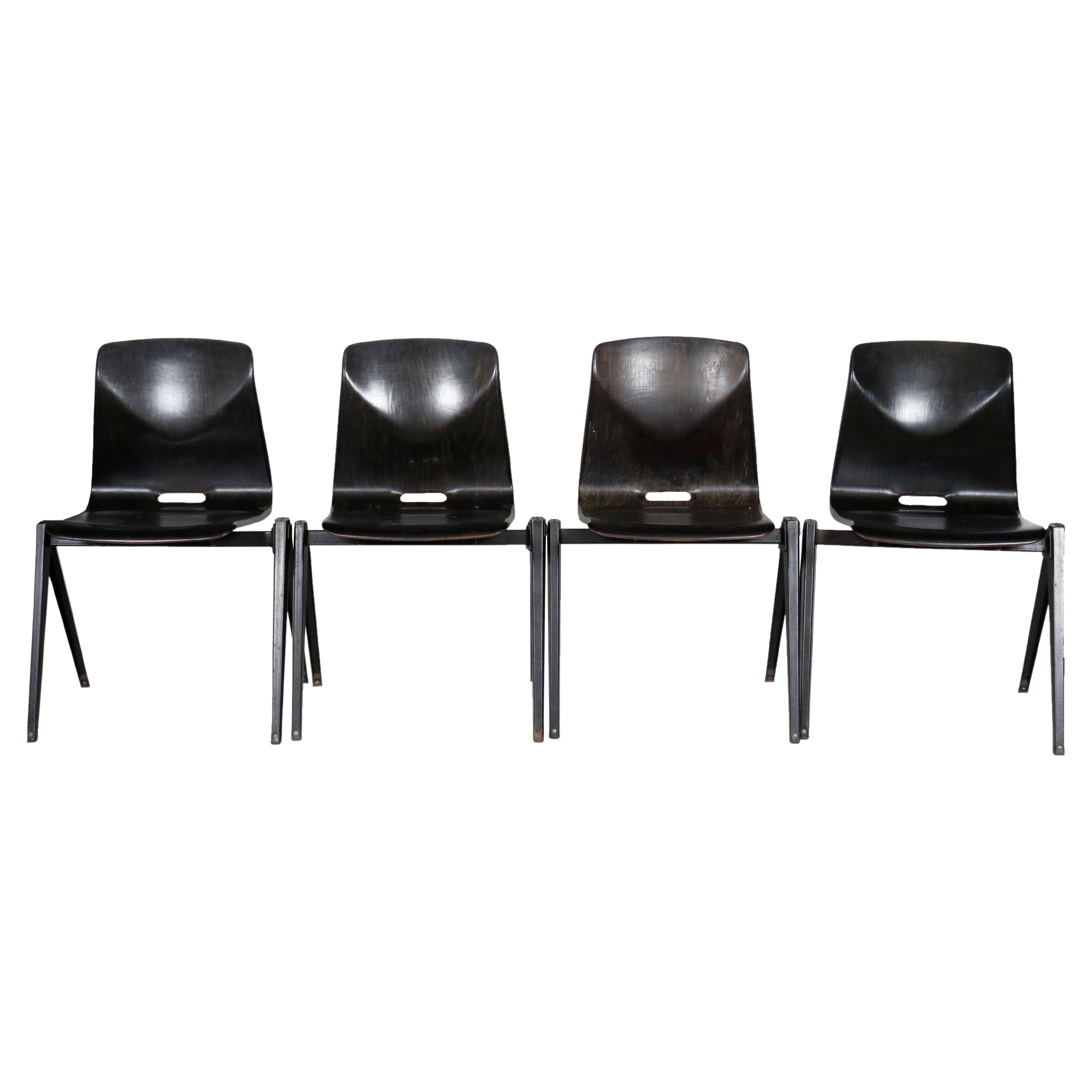 Satz von 4 (vier) Thur-Op-Seat Stühlen, entworfen von Elmar Flötotto für Pagholz.  Modell 522. 

Westdeutschland, ca. 1960.

Die Stühle haben einen ergonomischen, dunkelbraun/schwarz gebeizten Bugholzsitz, der durch ein kantiges Metallgestell in