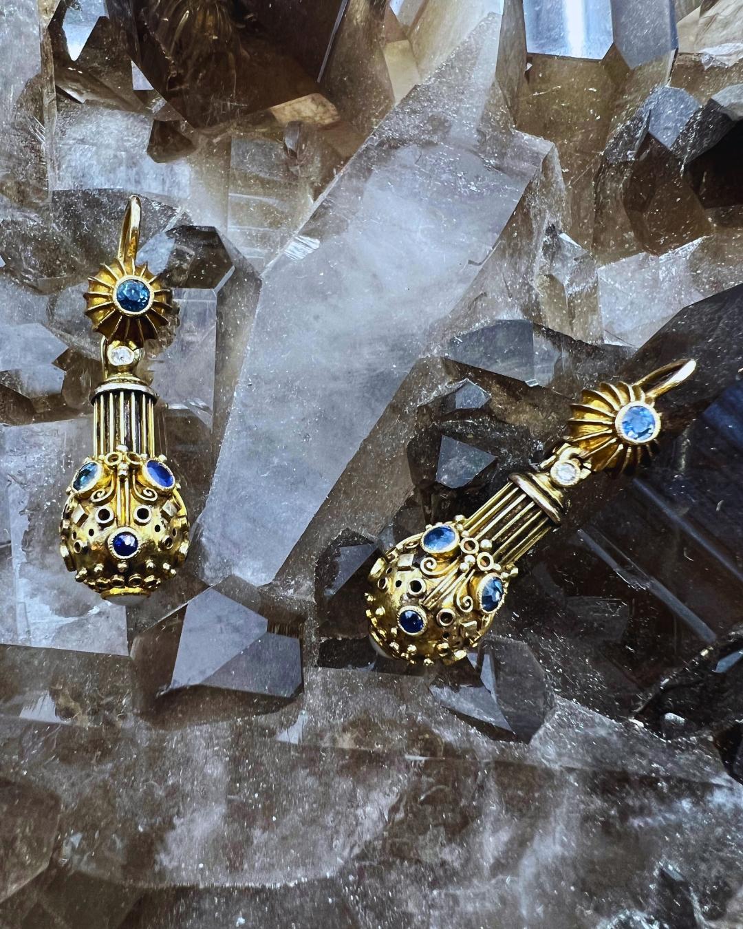 Cette paire de boucles d'oreilles en diamant, saphir bleu, perle et or rose 18 carats, réalisées à la main par le célèbre orfèvre Elmar Seidler, né à Constance et installé à Munich, témoigne de sa maîtrise exceptionnelle de la technique et de son