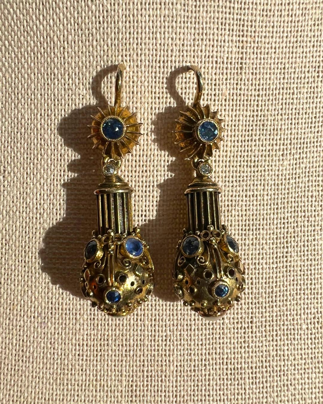 Taille ronde Boucles d'oreilles Elmar Seidler en or rose, saphirs, perles et diamants, c. 1950 en vente