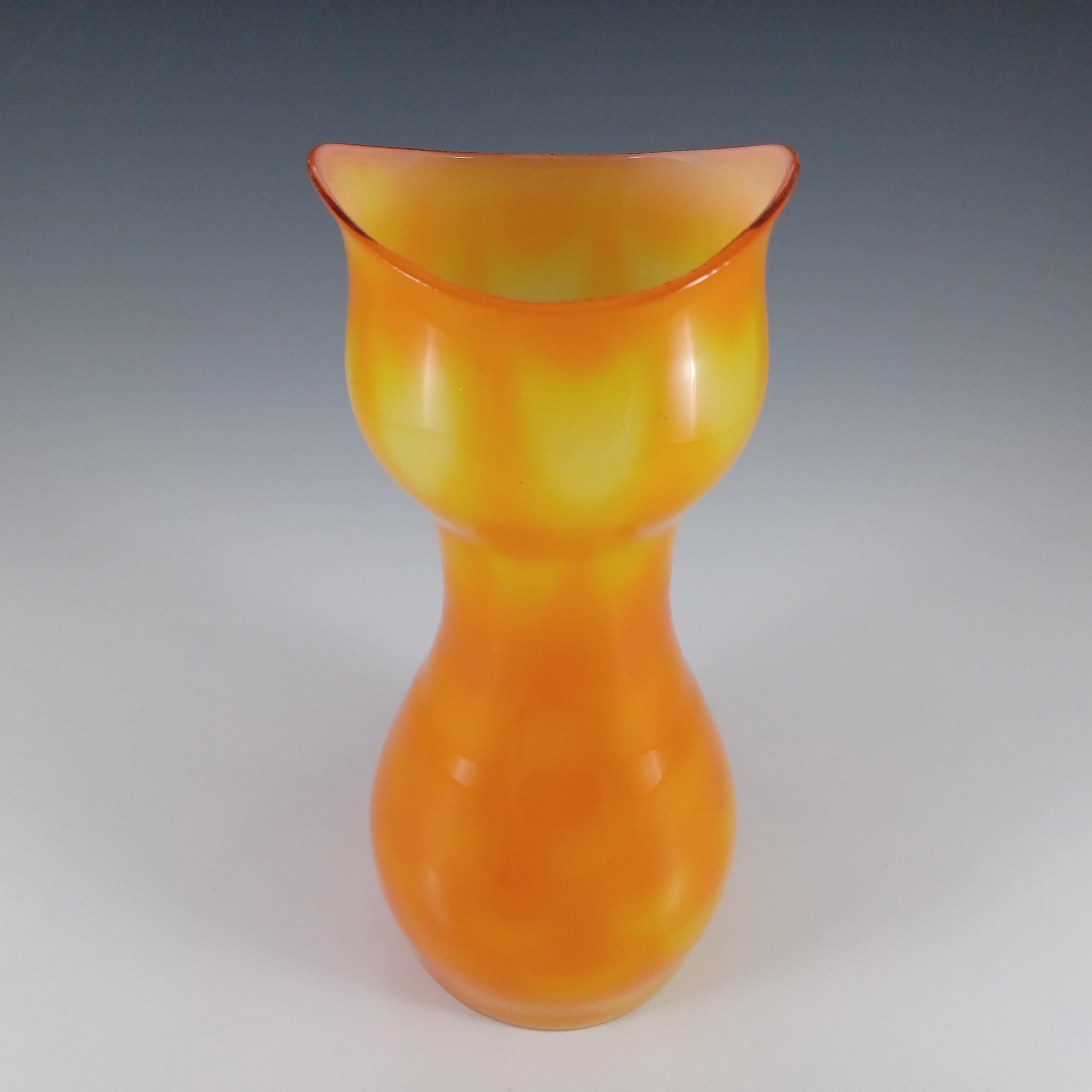 Mid-Century moderno Elme 1970 Scandinavian Orange Cased Glass Peacock Vase in vendita