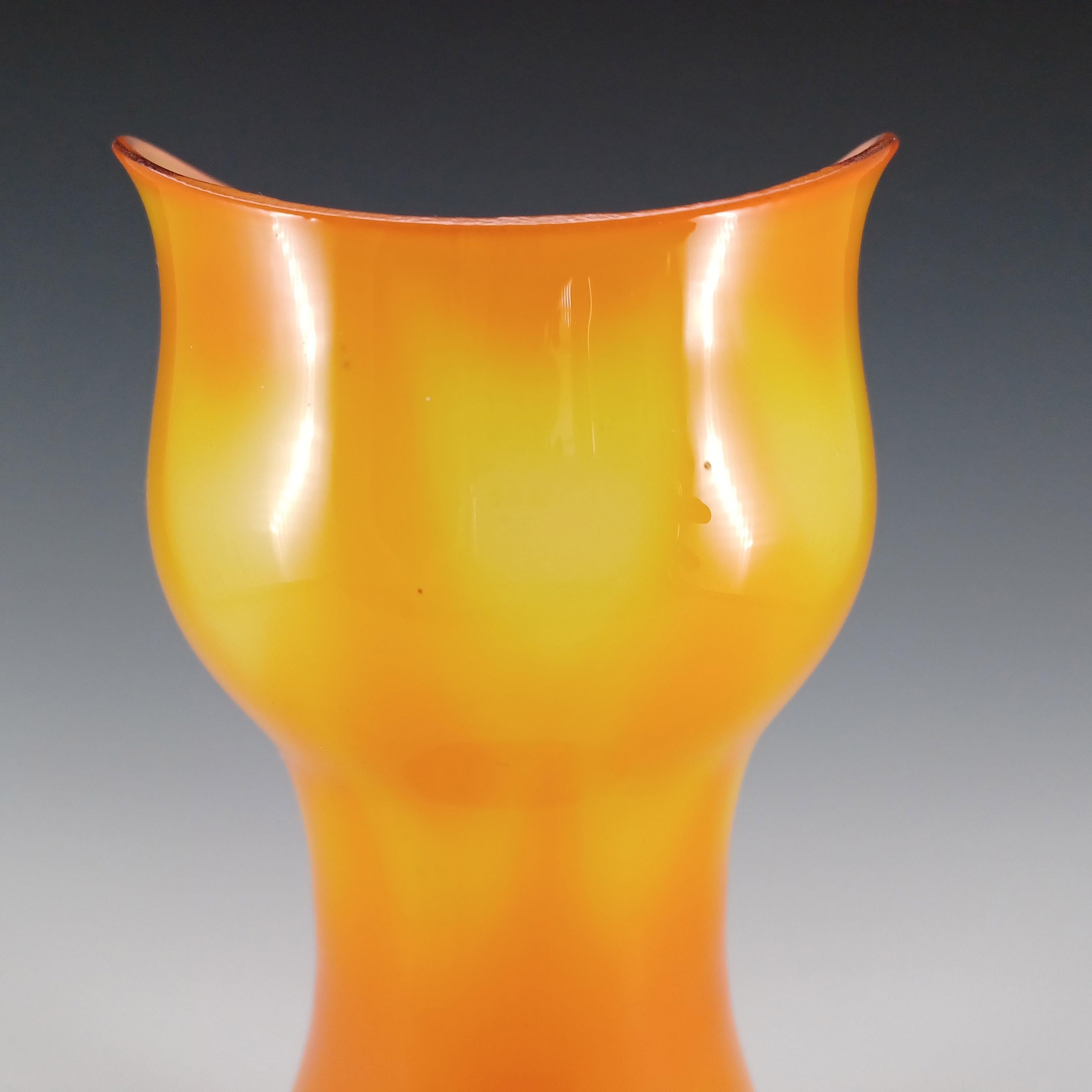 Fatto a mano Elme 1970 Scandinavian Orange Cased Glass Peacock Vase in vendita