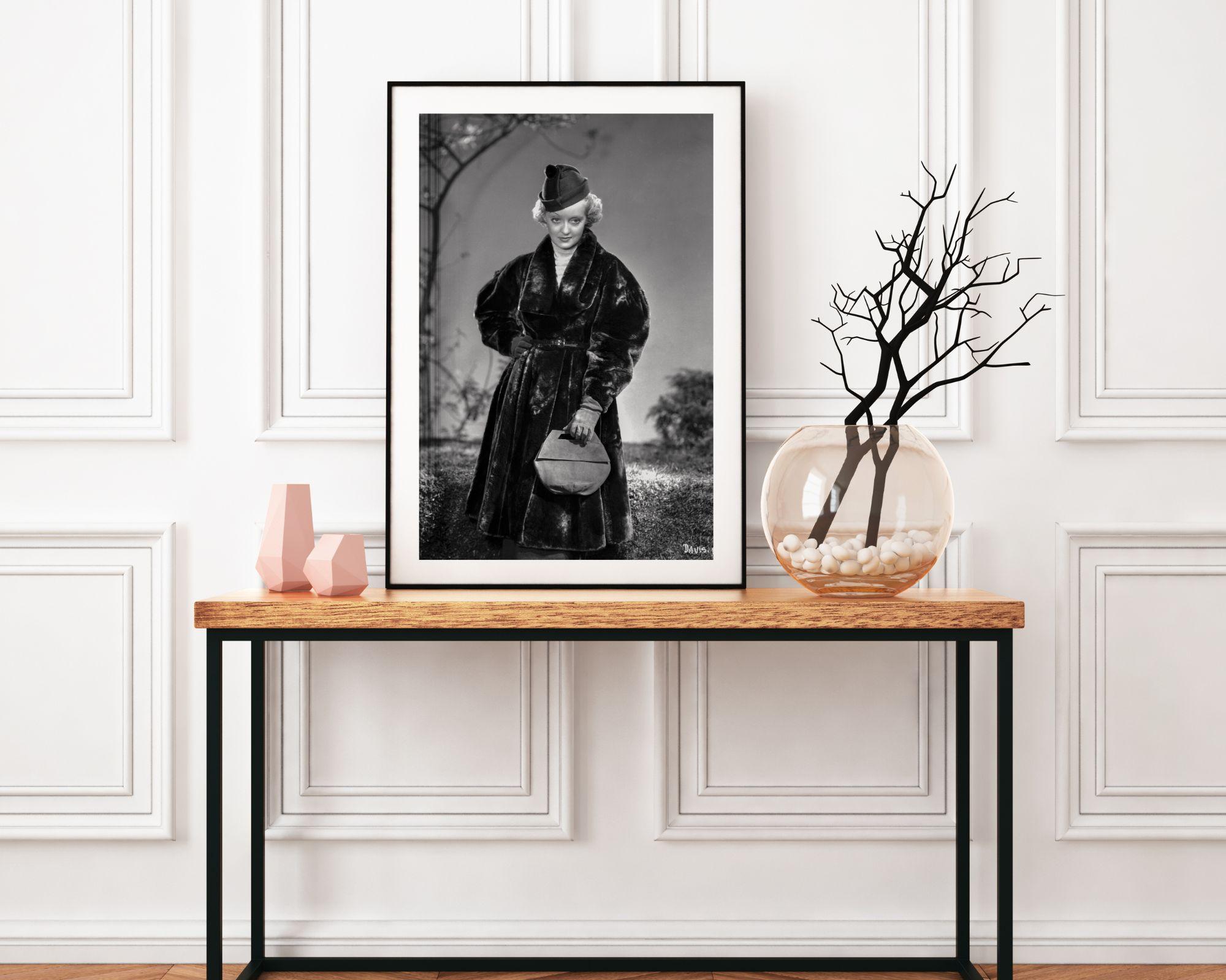 Bette Davis in Pelzmantel – Photograph von Elmer Fryer