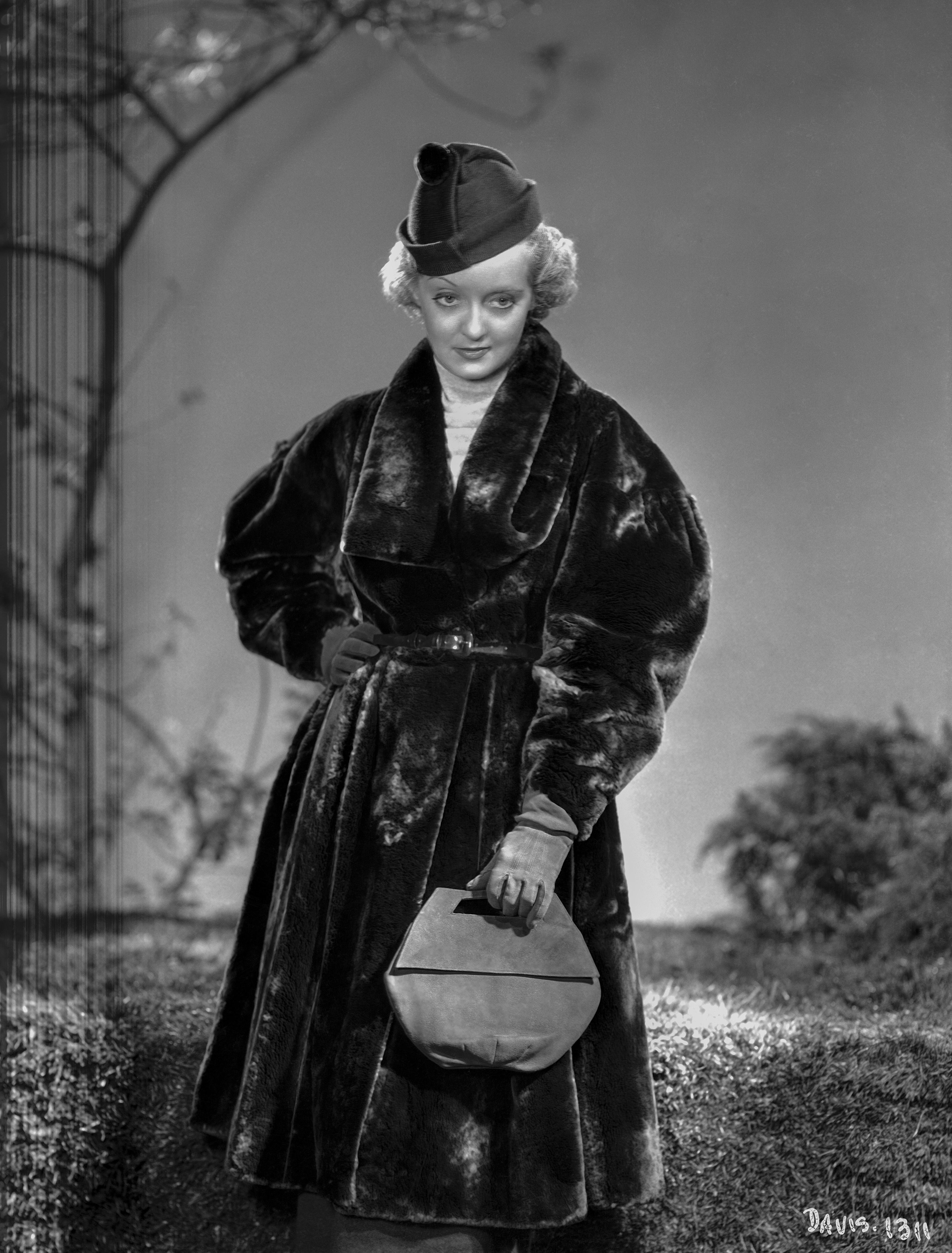 Elmer Fryer Portrait Photograph – Bette Davis in Pelzmantel