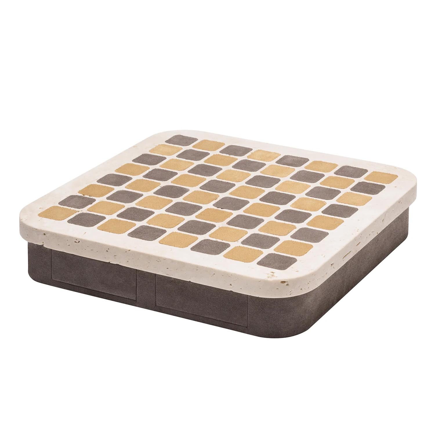 Jeu d'échecs Elmor Travertin avec structure et pièces 
en travertin sculpté et poli. Chaque boîte d'échecs est couverte
en cuir suédé. Avec 2 tiroirs inclus pour le rangement des pièces.