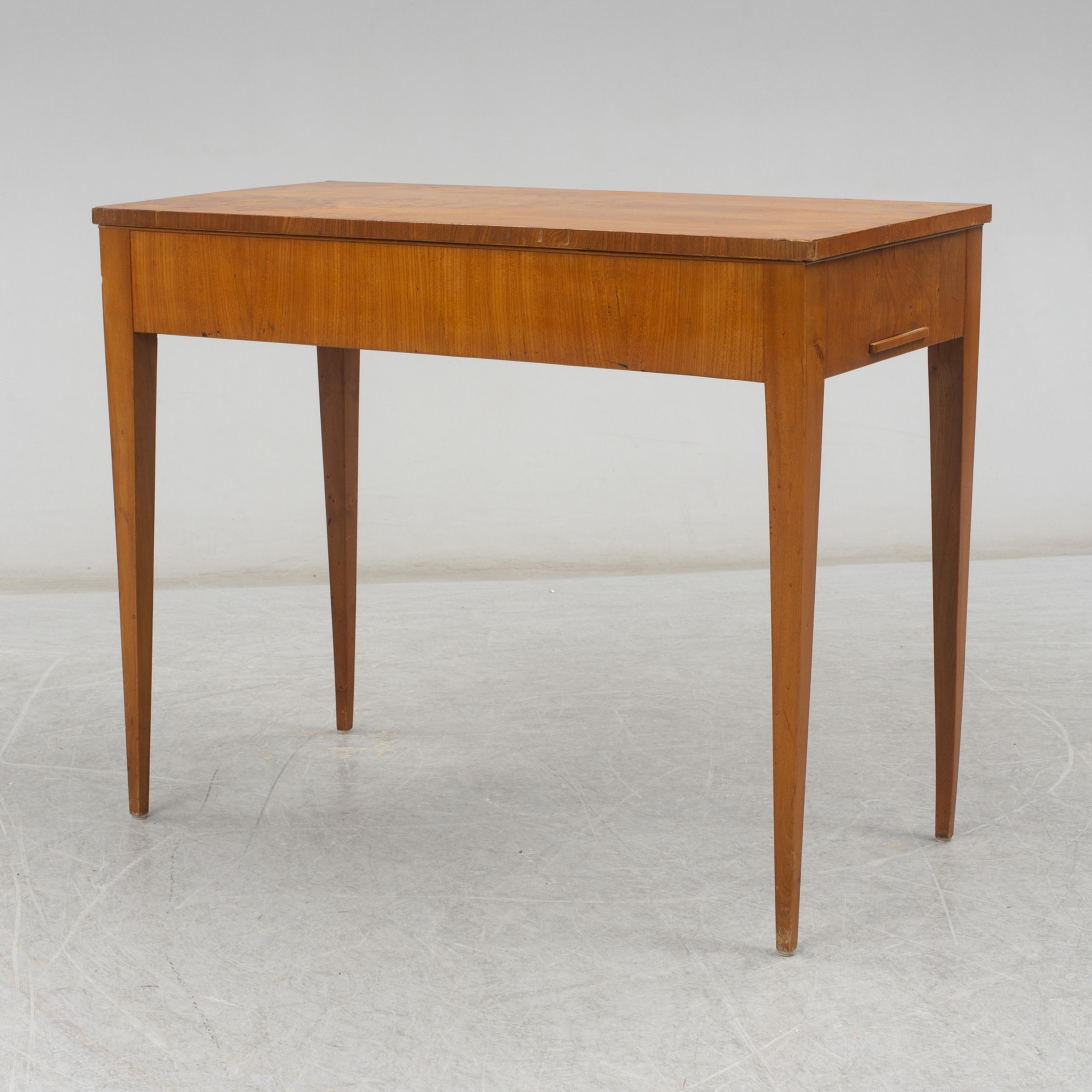 Beautiful mid-19th century backgammon table in Elmwood; removable top and pull-out leaves for game board and pieces. stabile, fully functional. 
Wear due to age and use. Can be restored and refinished upon request.