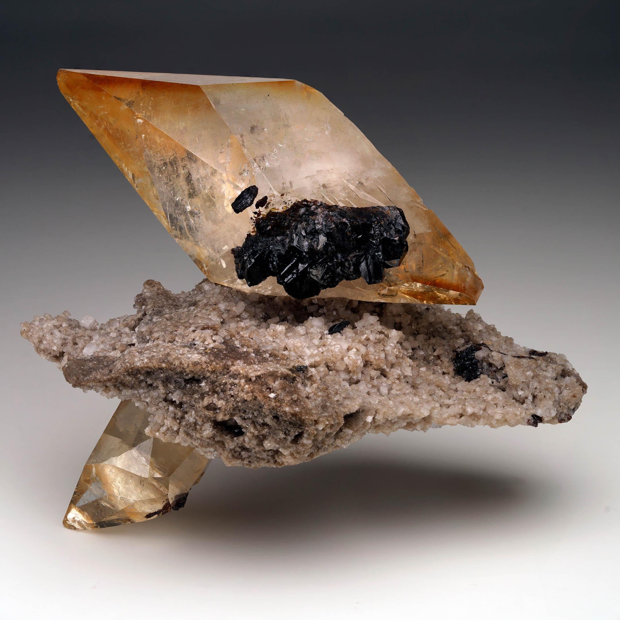 Estos grandes cristales de calcita dorada, nítidamente definidos y bellamente formados, proceden de la famosa mina de calcita de Elmwood (Tennessee) y presentan una hermosa pigmentación dorada, especialmente hacia las puntas bien terminadas. El