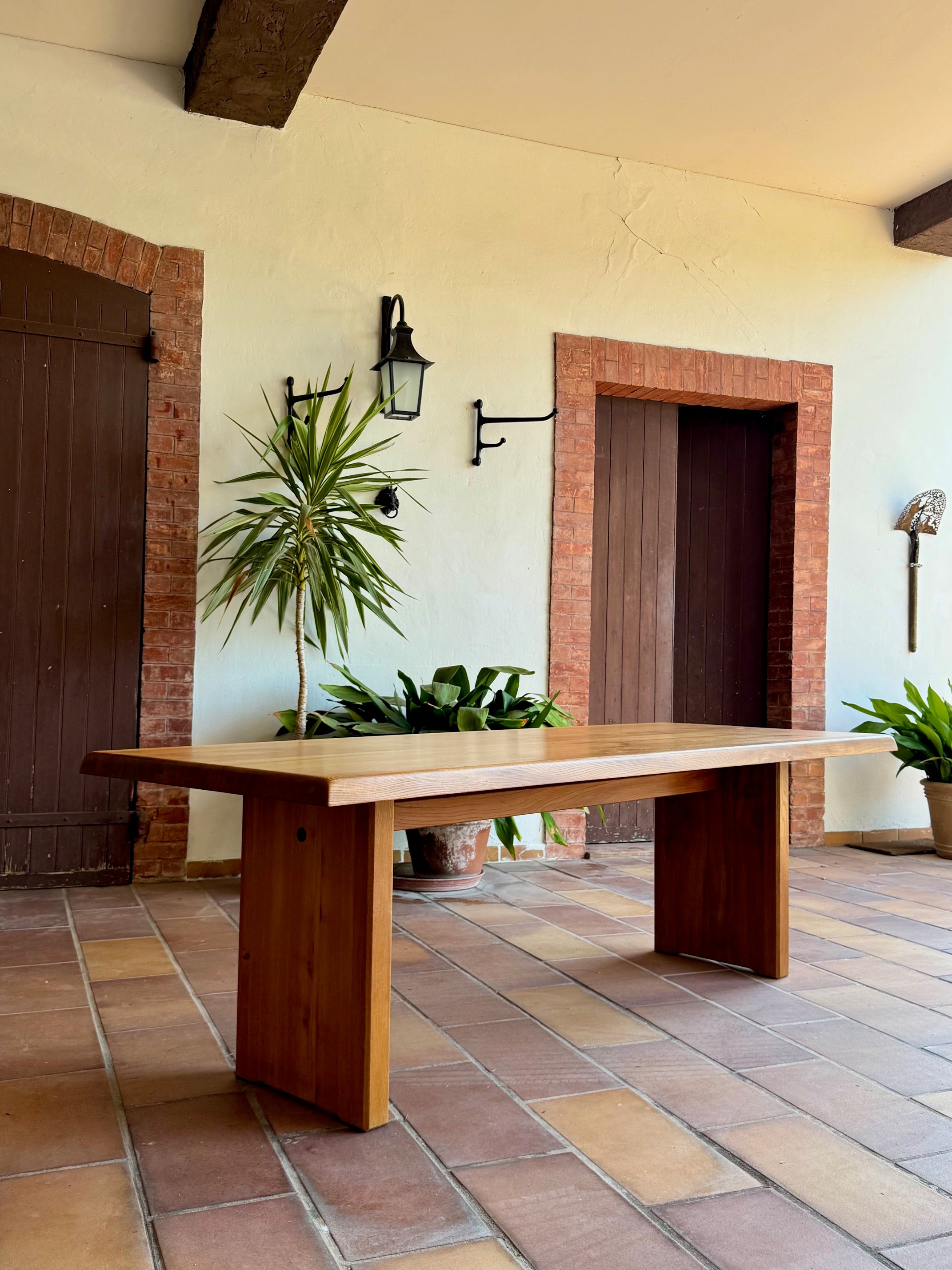  Large dining table
Model: 