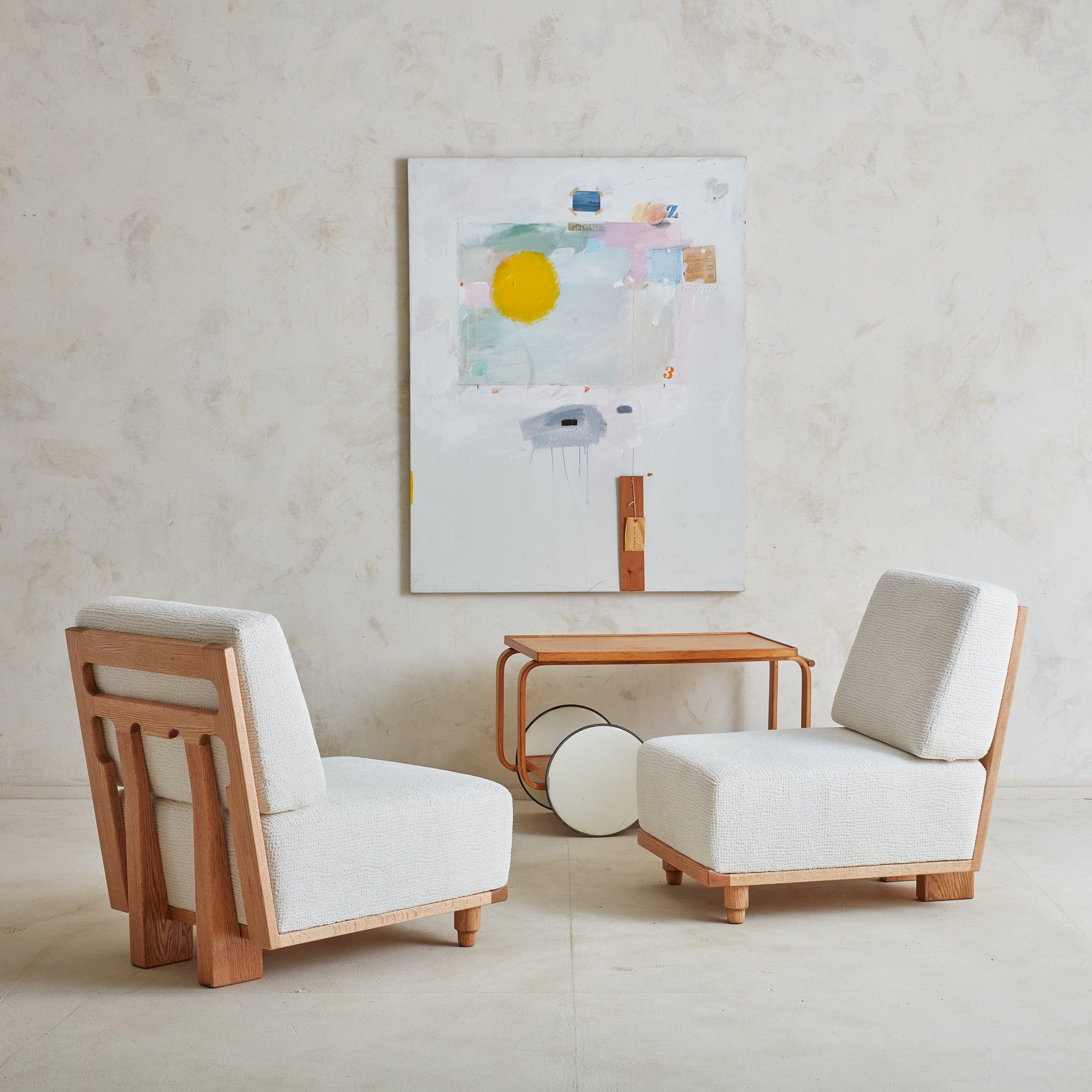 Chaise longue 'Elmyre' de Guillerme et Chambron. Ces chaises ont des cadres sculpturaux en chêne avec des détails découpés et s'assoient au ras du sol. Ils sont dotés d'épais coussins déhoussables nouvellement recouverts d'un magnifique tissu
