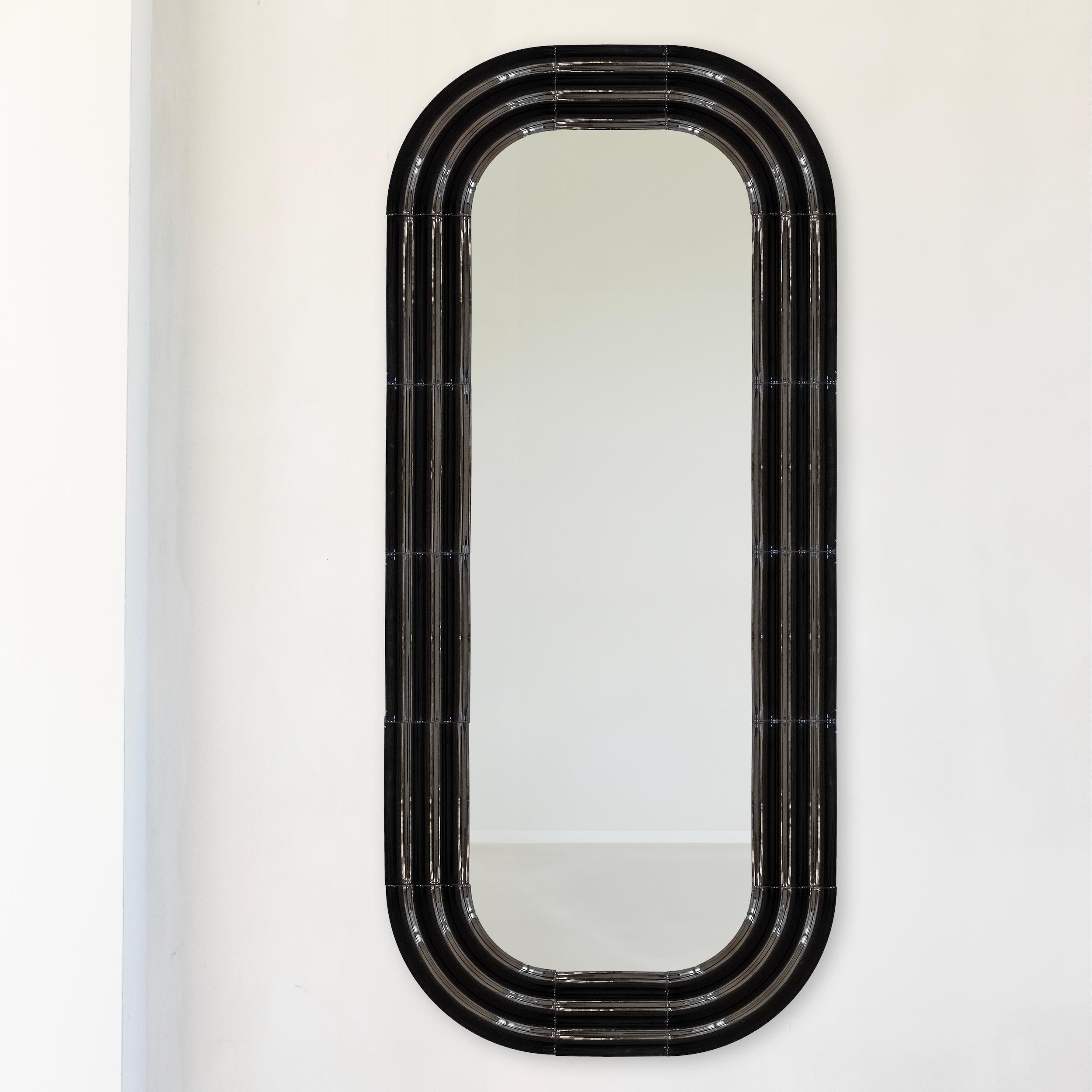 Nella nuova collezione Mirrors, Pani Jurek esplora la ceramica e il potenziale riflettente delle superfici a specchio. Ispirate all'effetto increspatura dell'acqua, le cornici scultoree imitano i cerchi in espansione che appaiono dopo uno schizzo.