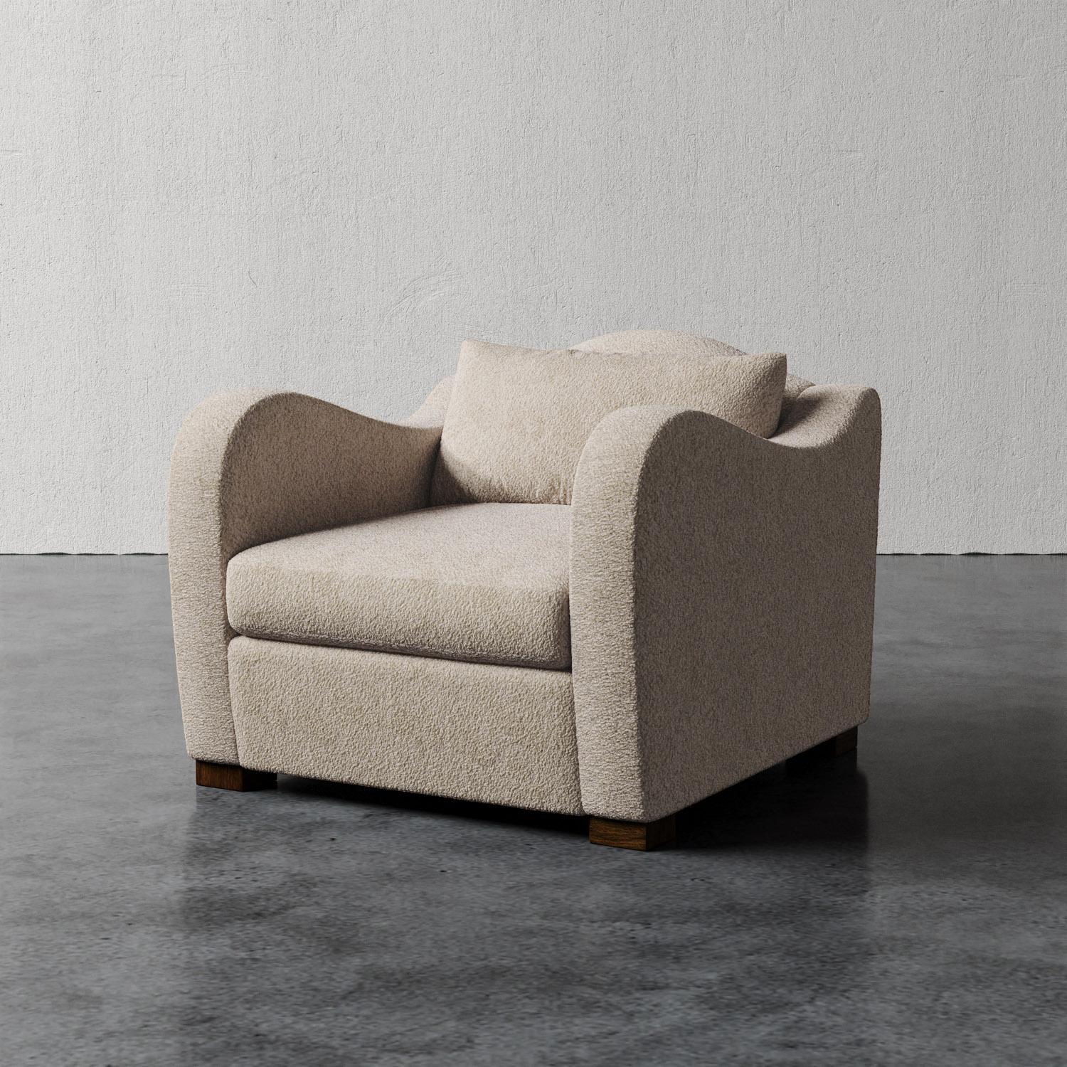 Der Elodie Chair ist von den eleganten Kurven des französischen Designs der 1930er Jahre inspiriert und orientiert sich an den Werken von Jean Royère, Pierre Chareau und Marc du Plantier. Mit seinem tiefen Sitz, dem weichen Rückenkissen und den