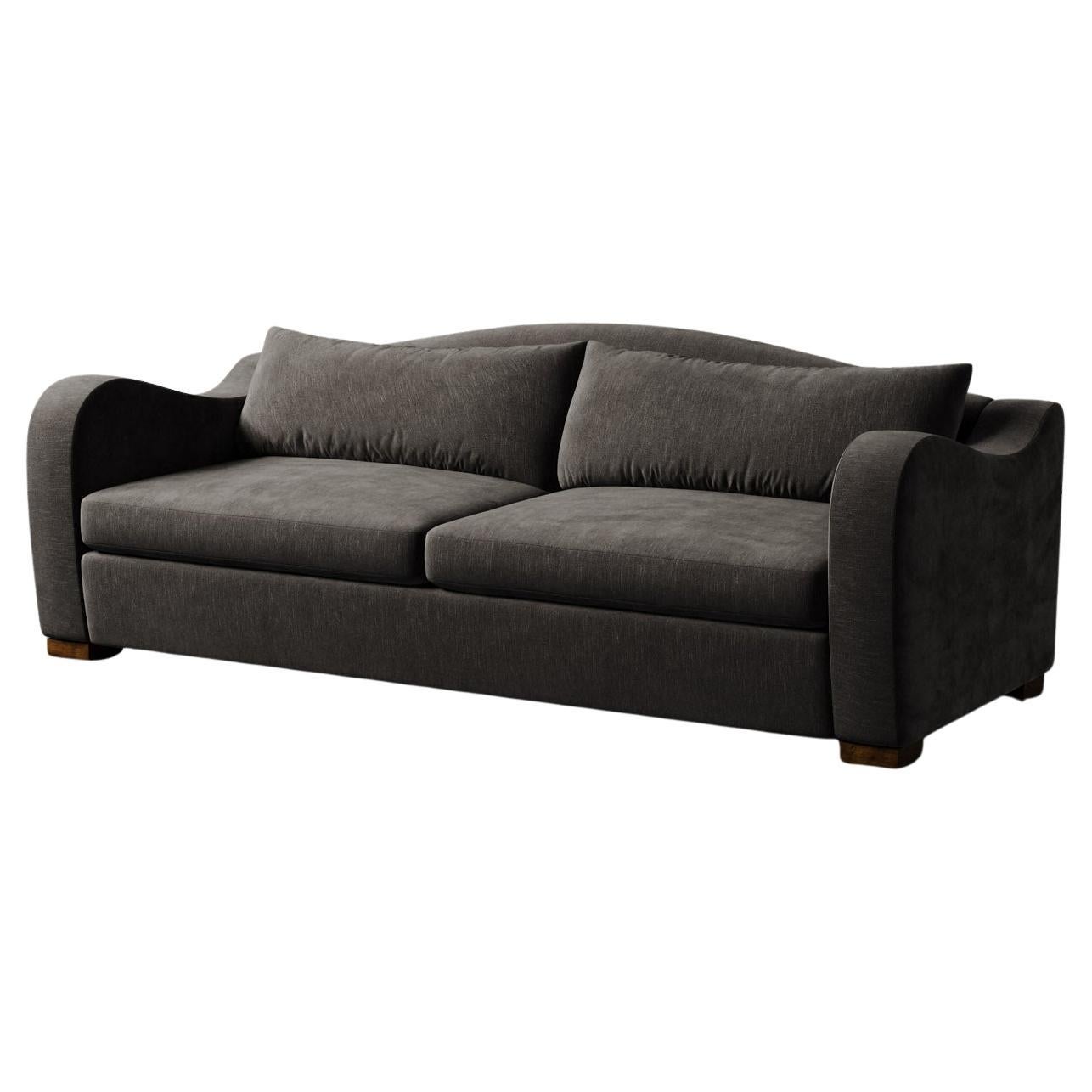 Das Elodie Sofa ist von den eleganten Kurven des französischen Designs der 1930er Jahre inspiriert und orientiert sich an den Werken von Jean Royère, Pierre Chareau und Marc du Plantier. Mit seinem tiefen Sitz, dem weichen Rückenkissen und den