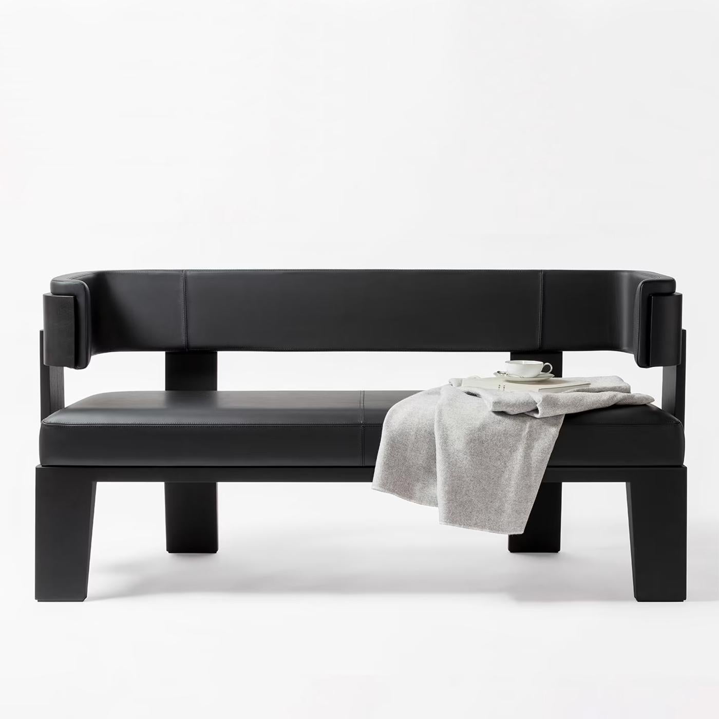 Bench Eloise black with solid wood structure in stained.
Wenge finish, upholstered and covered with high quality. 
Genuine black leather.