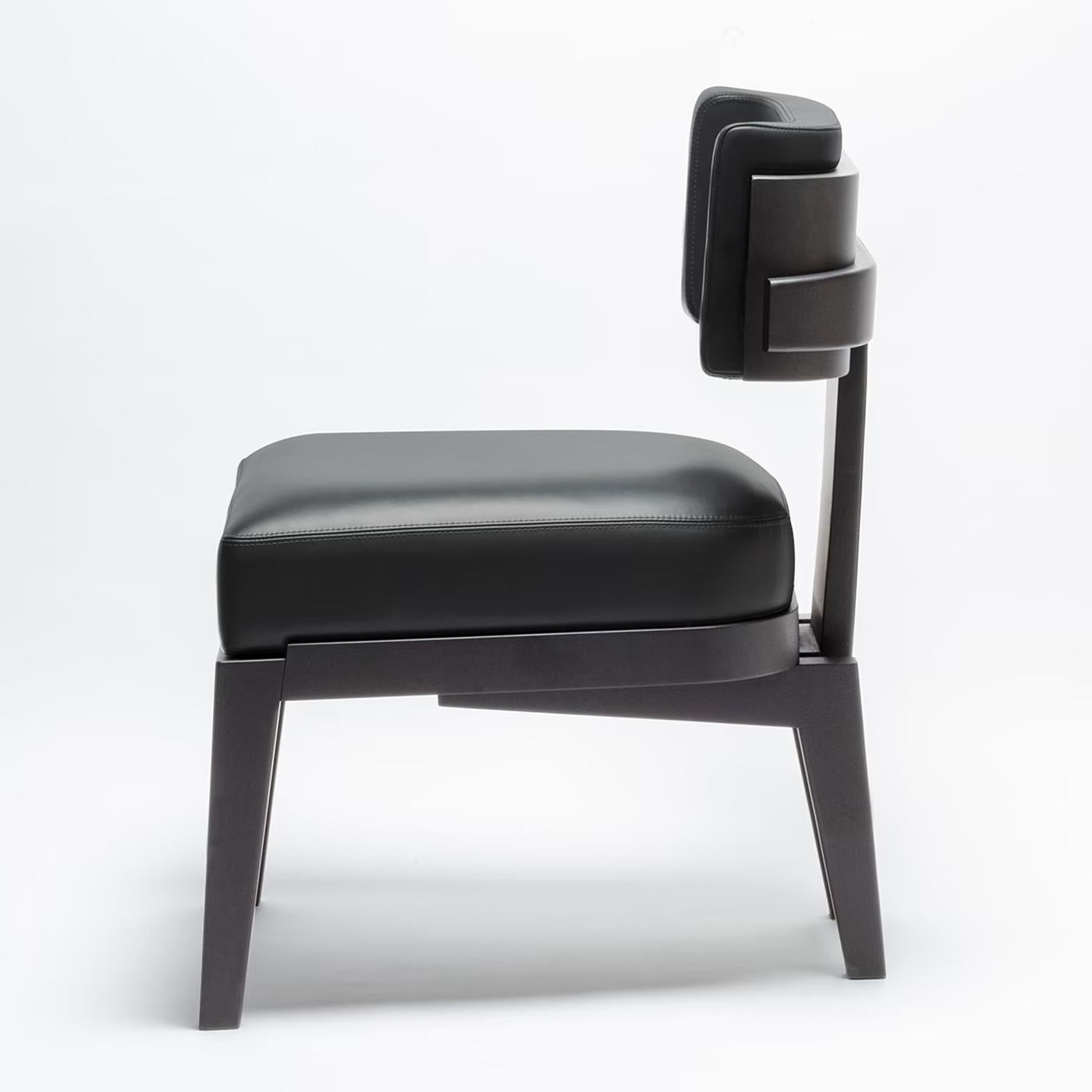 Sedia eloise nera con struttura in legno massiccio colorato.
Finitura wengé, imbottitura e rivestimento di alta qualità. 
Vera pelle nera.